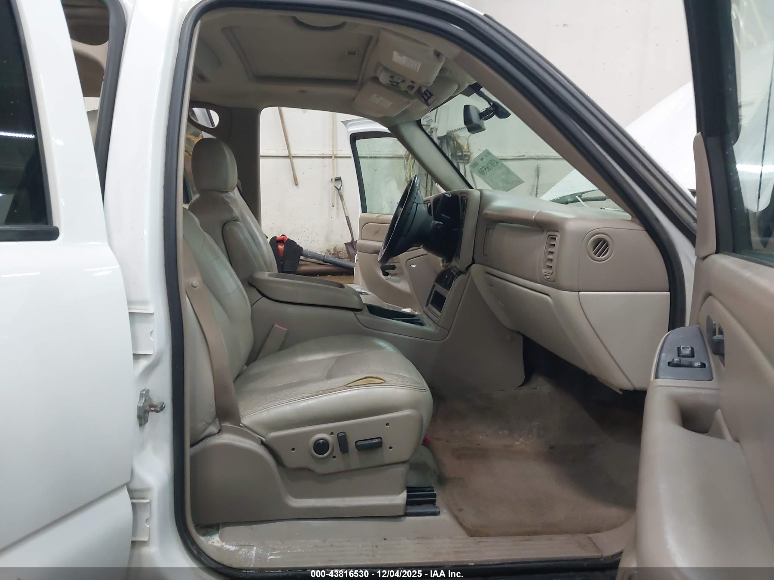 CHEVROLET SUBURBAN image 5