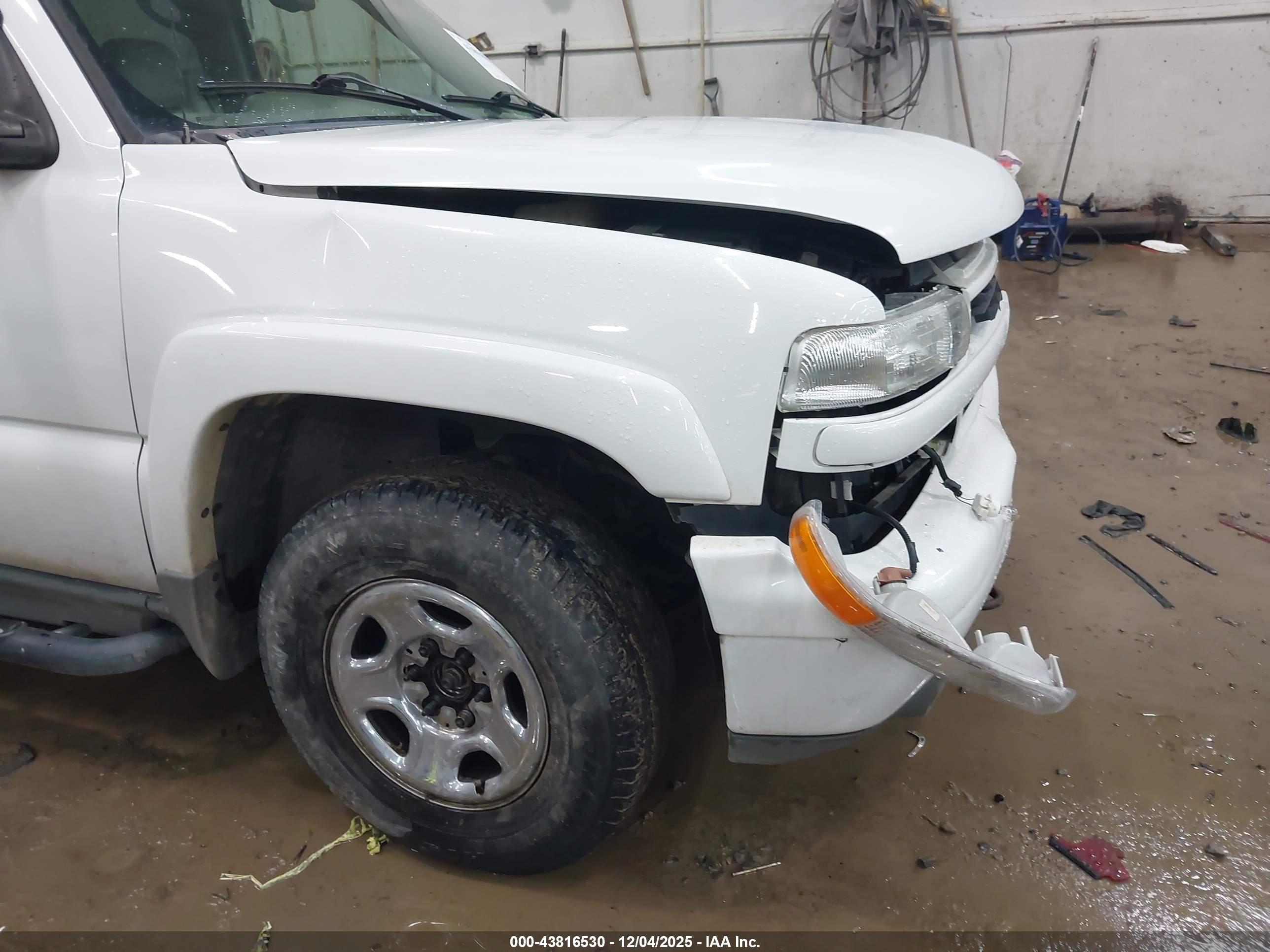 CHEVROLET SUBURBAN image 6