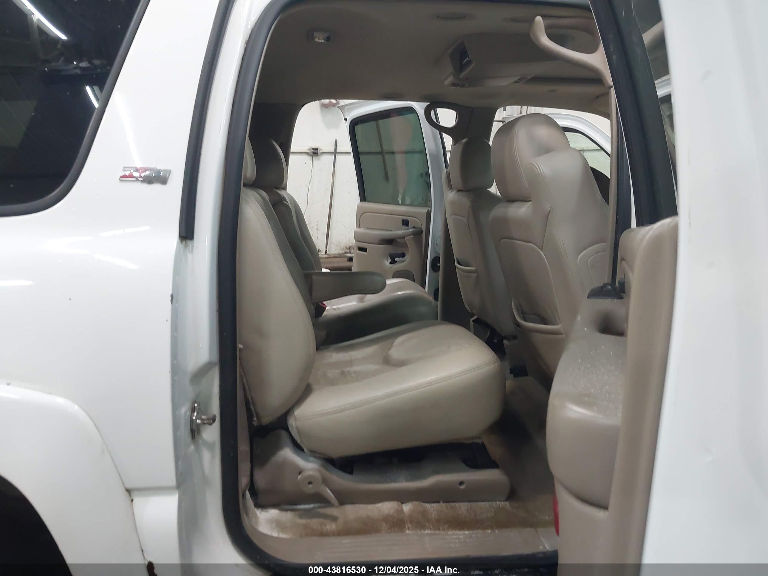 CHEVROLET SUBURBAN image 8