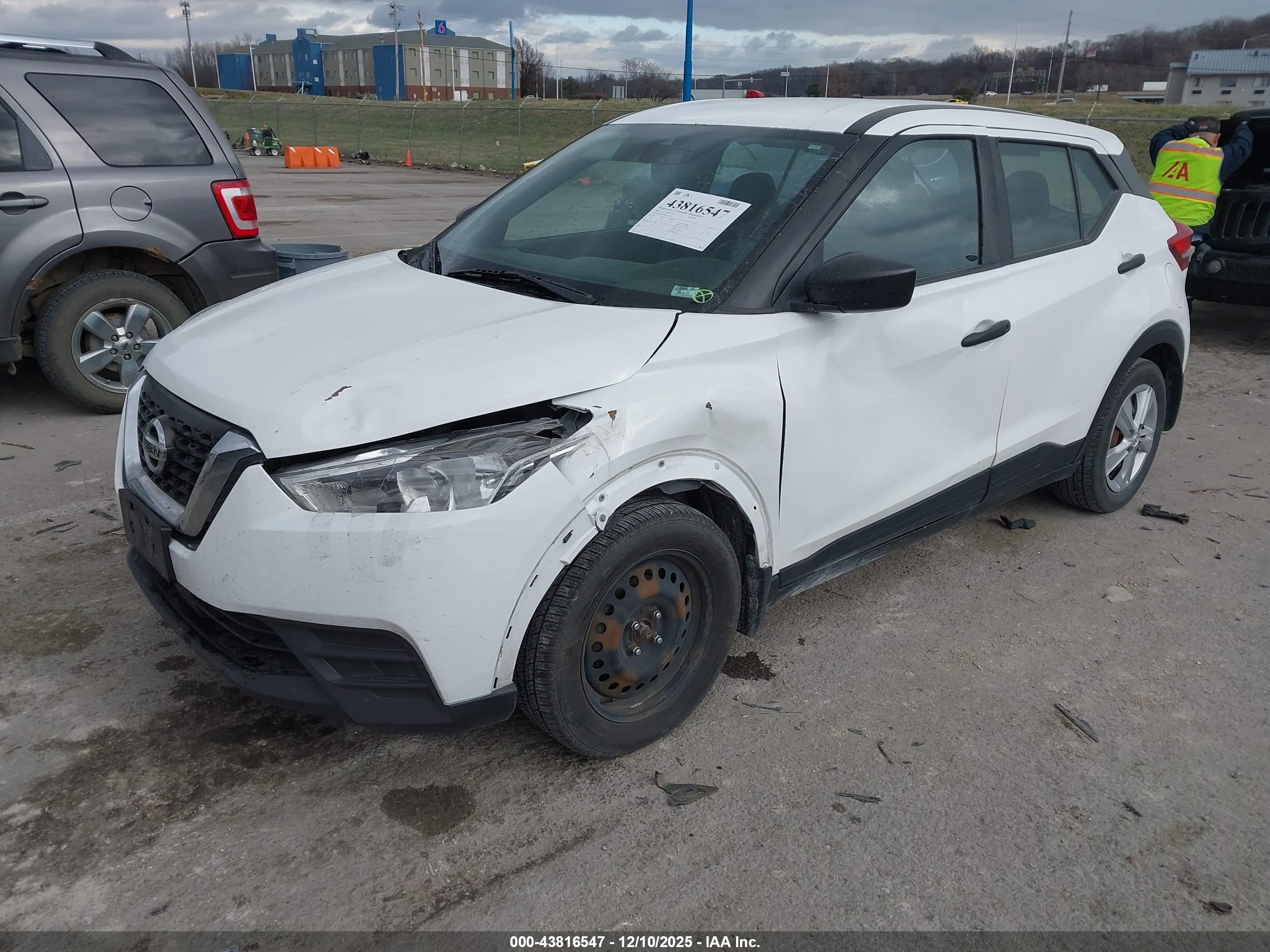 NISSAN KICKS image 2