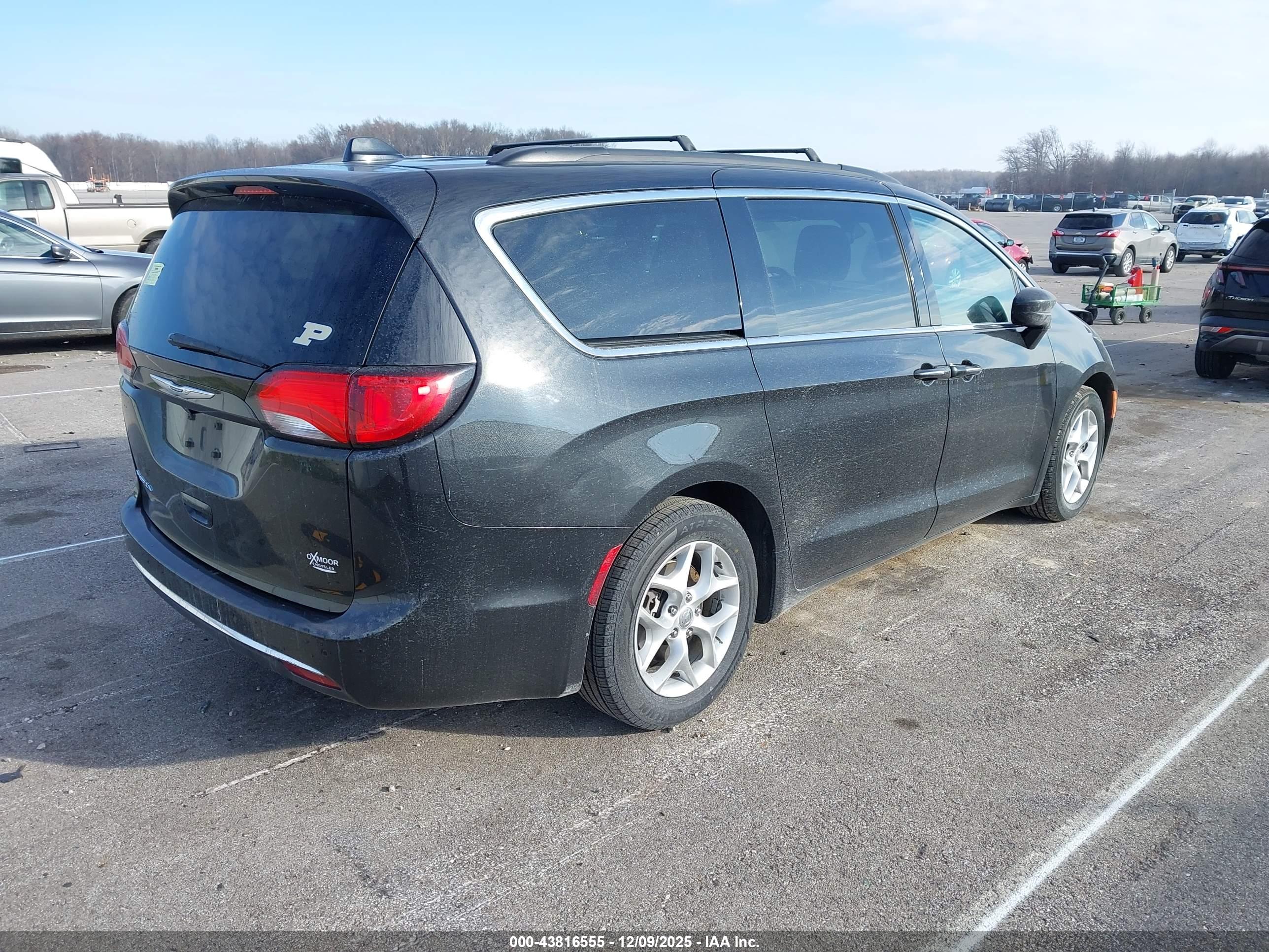 CHRYSLER PACIFICA image 4