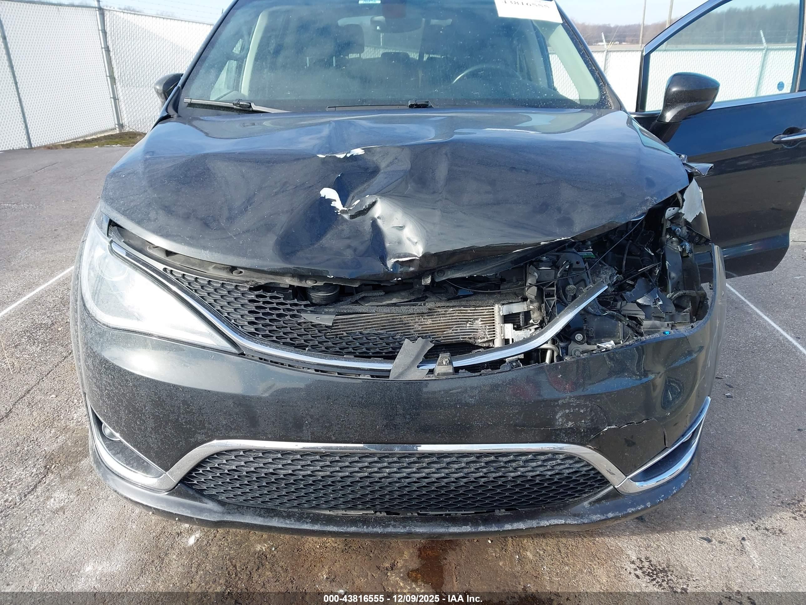 CHRYSLER PACIFICA image 6