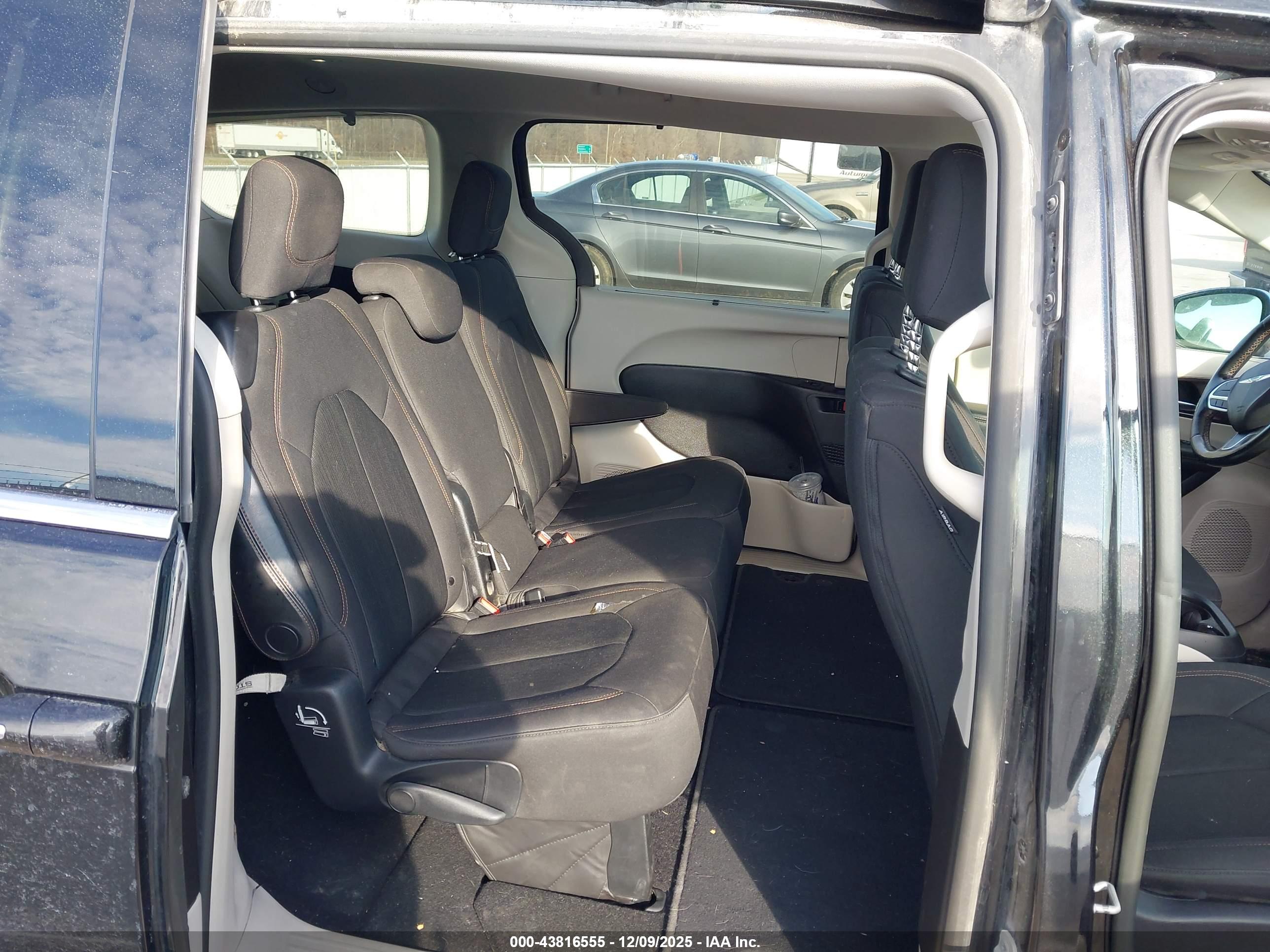 CHRYSLER PACIFICA image 8