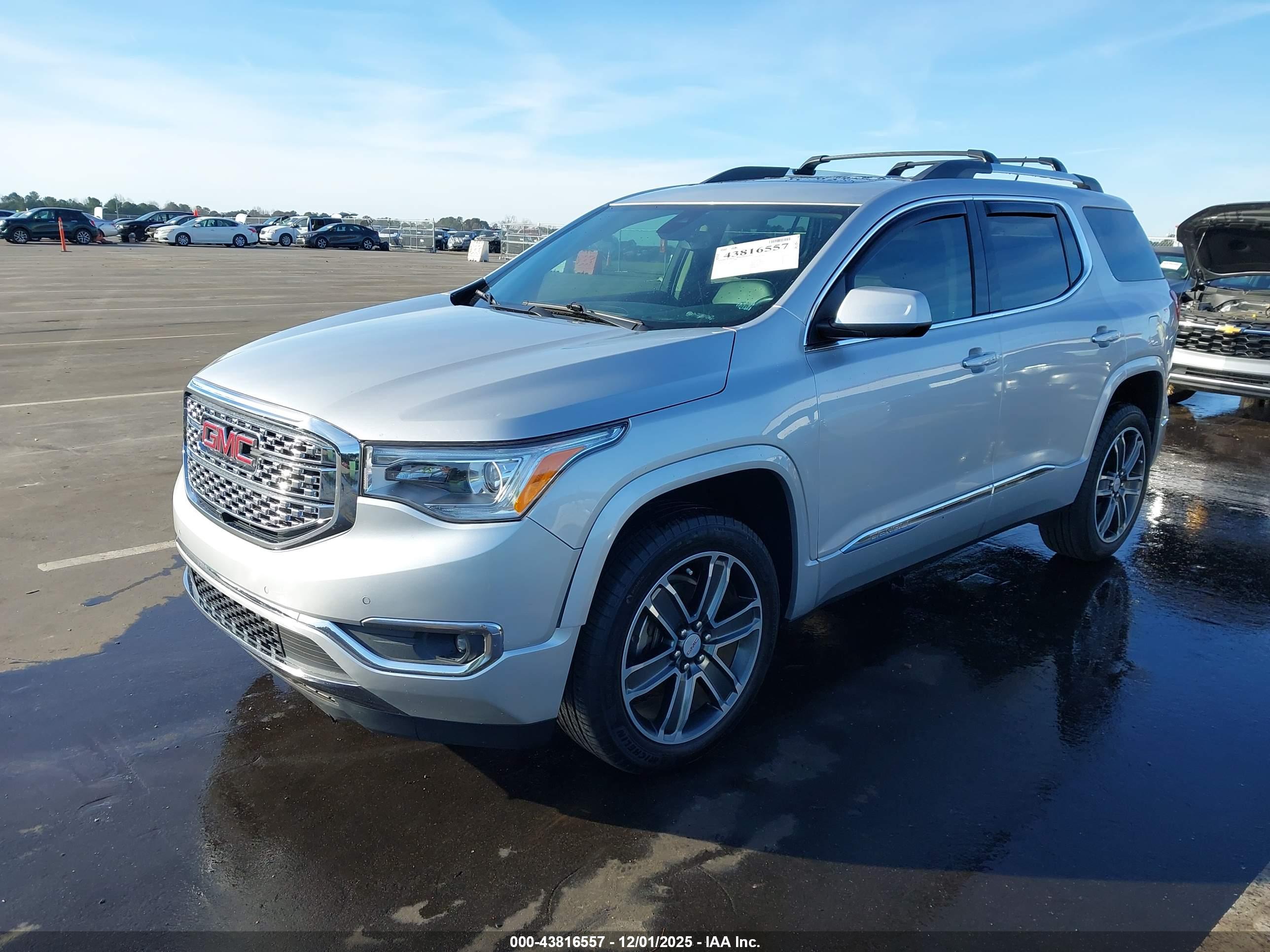 GMC ACADIA image 2