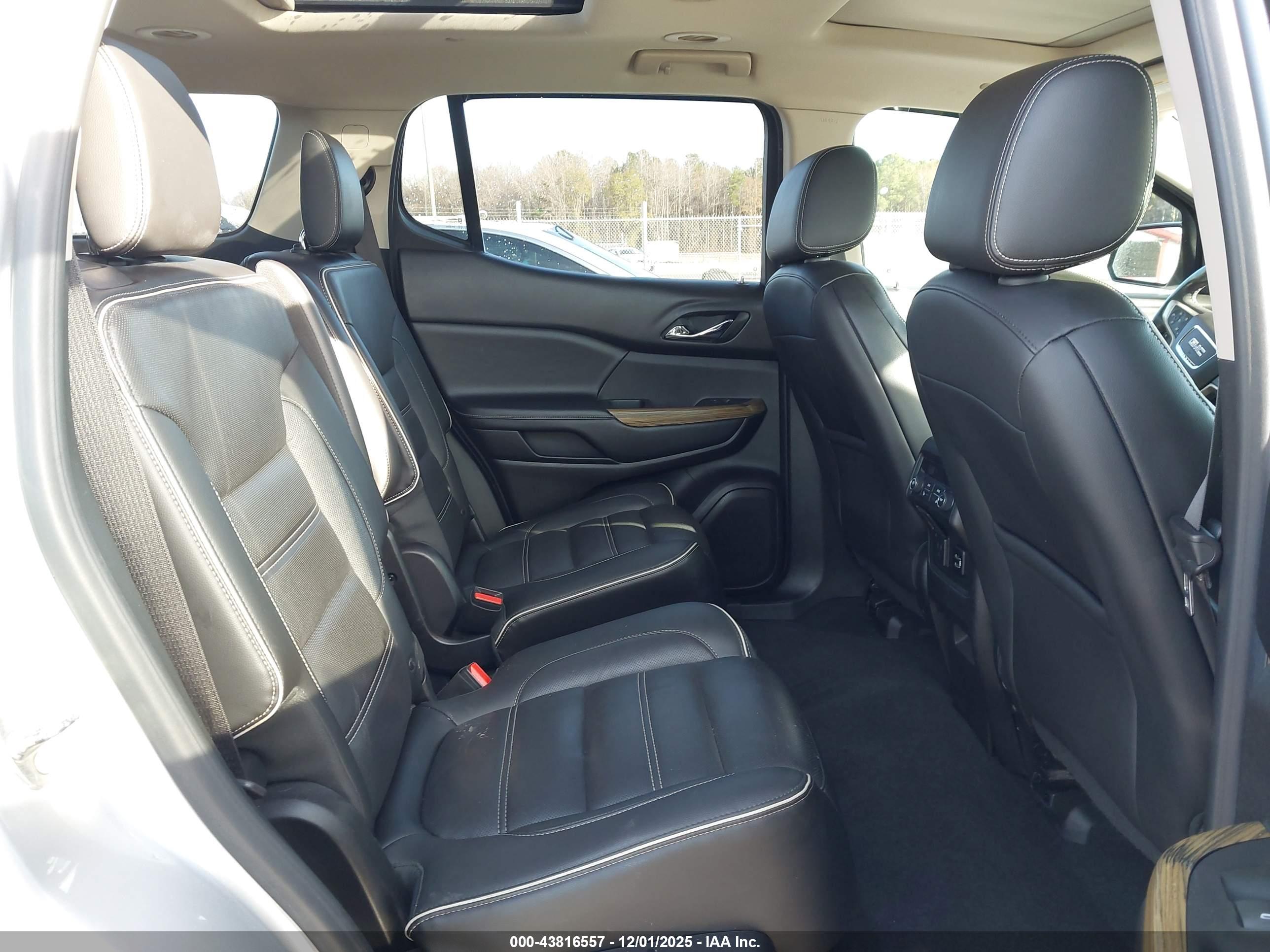 GMC ACADIA image 8