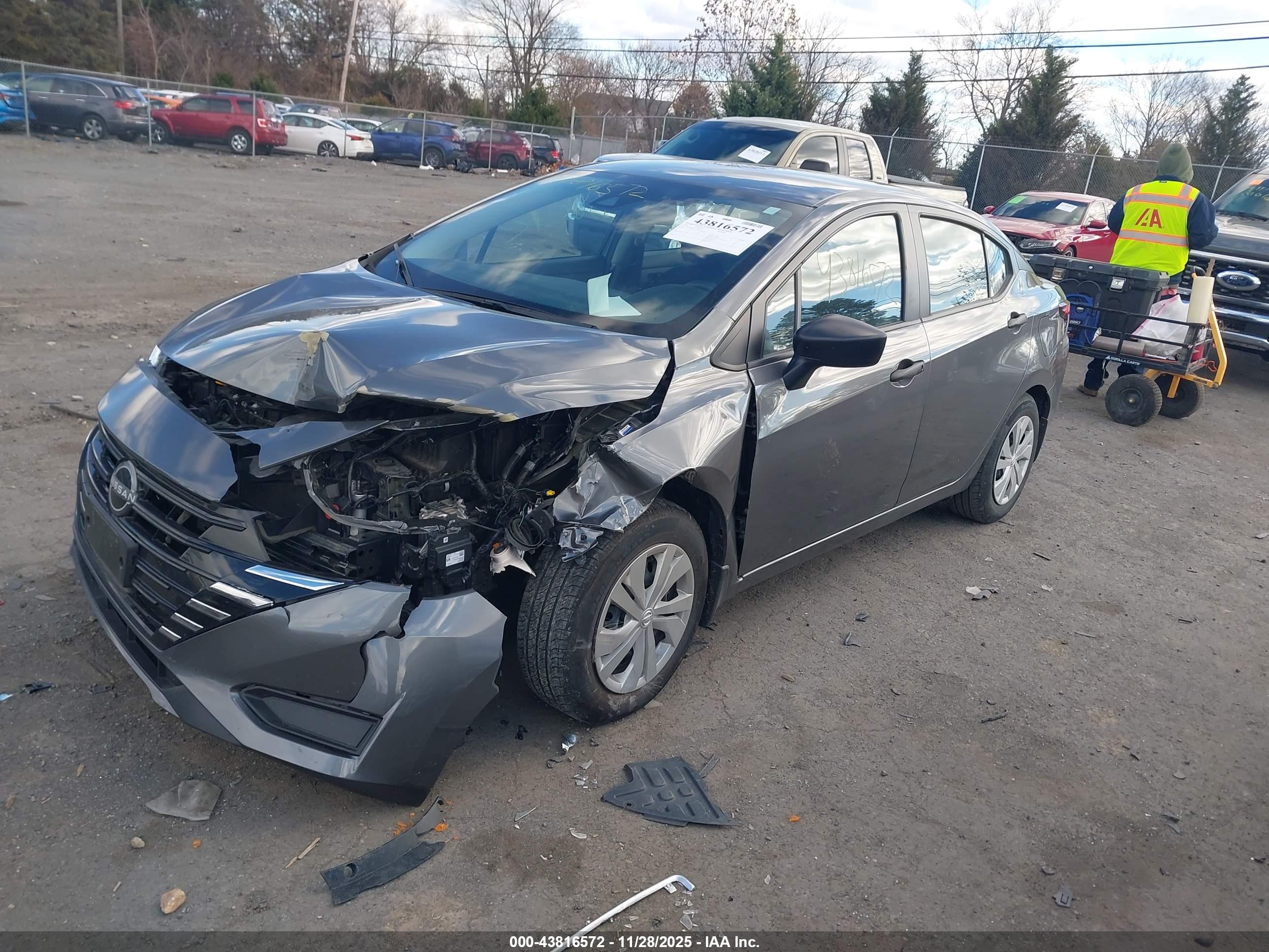 NISSAN VERSA image 2