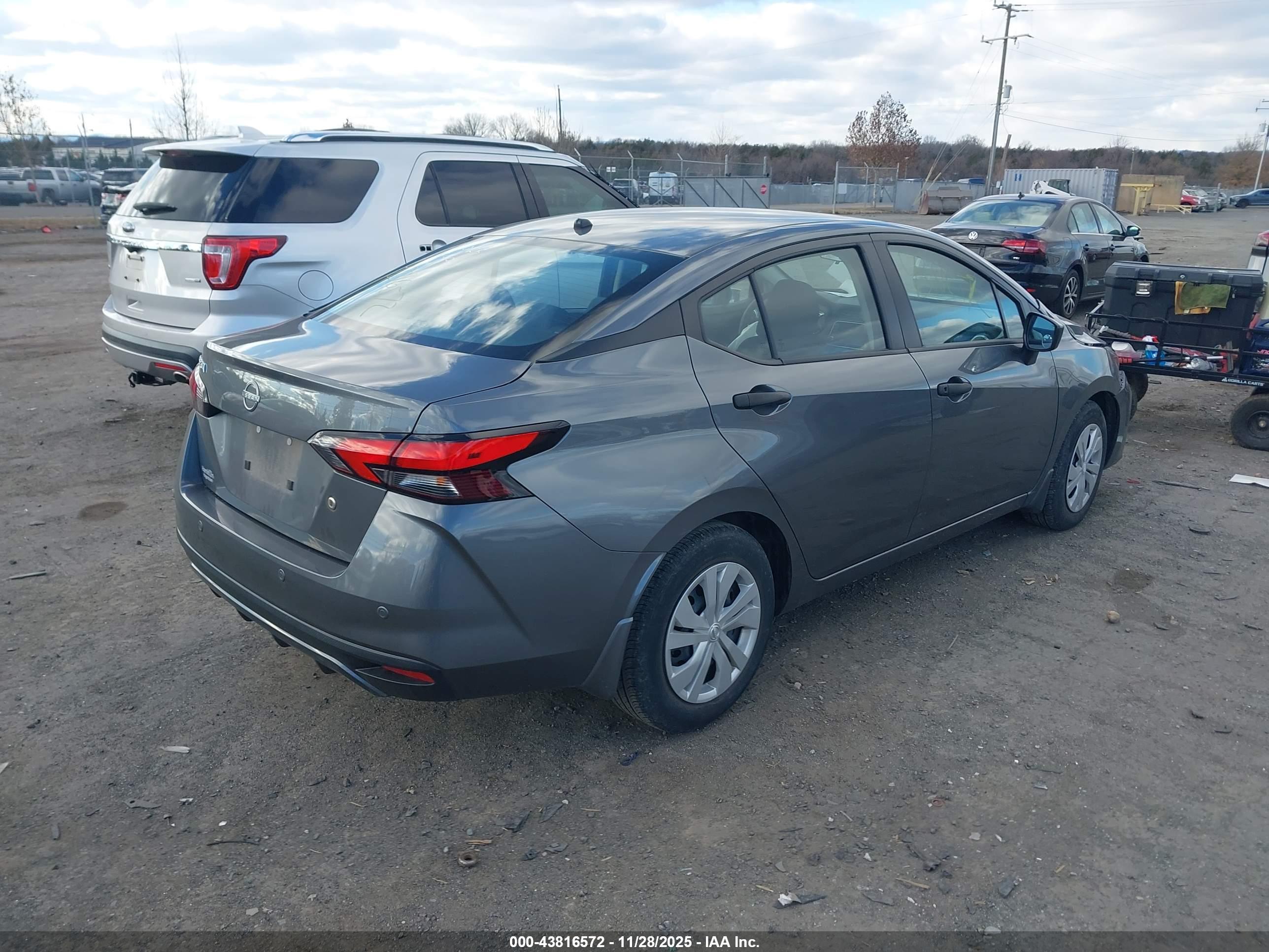 NISSAN VERSA image 4