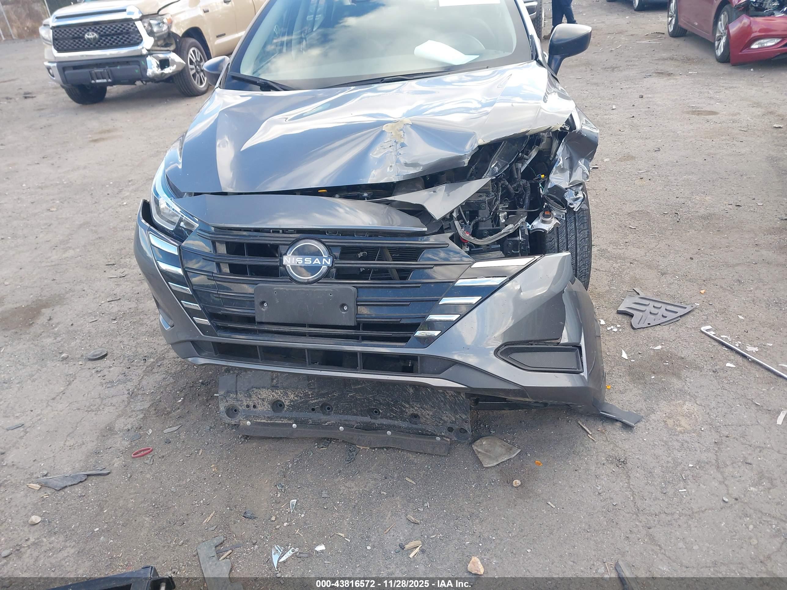 NISSAN VERSA image 6