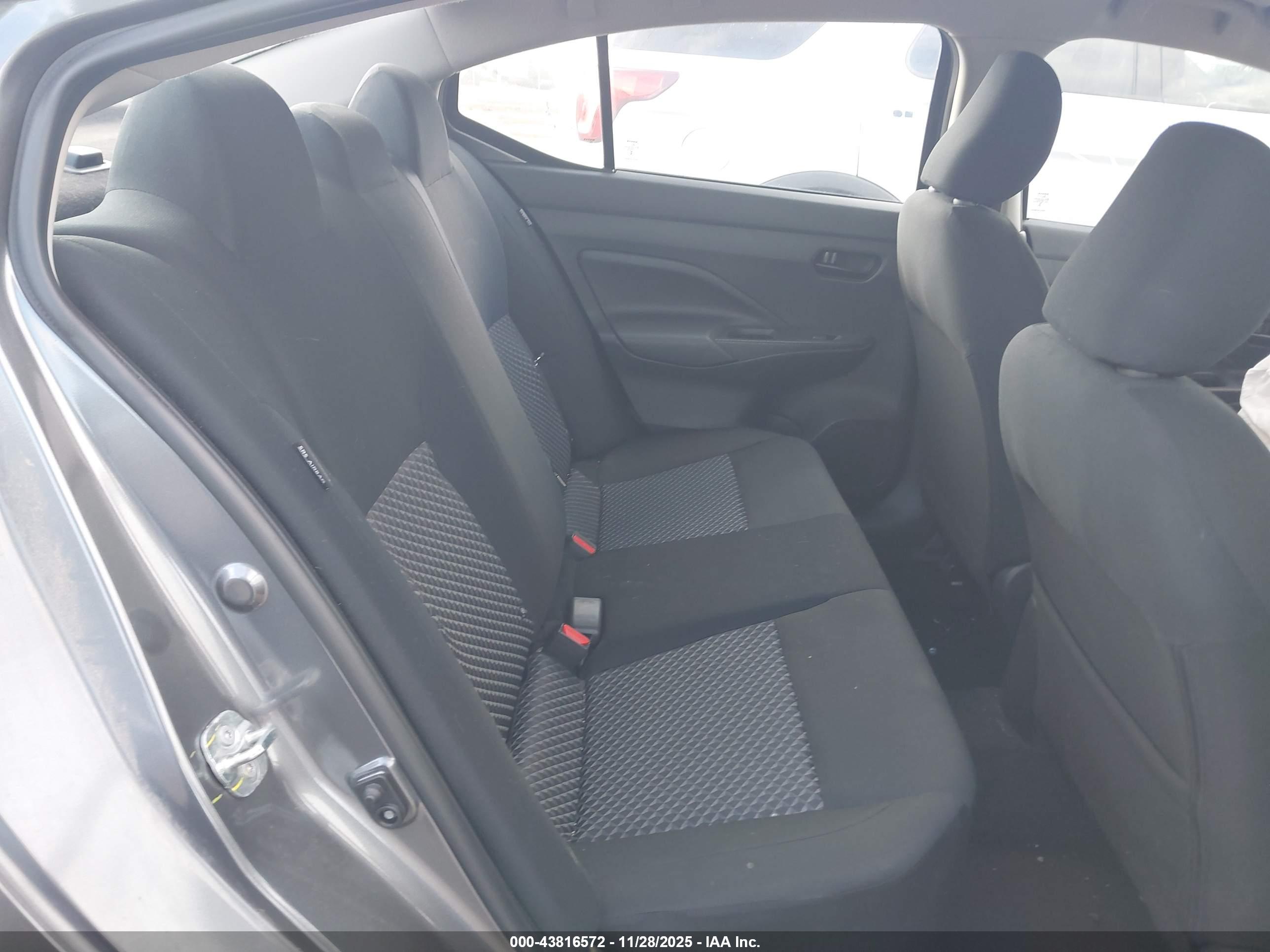 NISSAN VERSA image 8