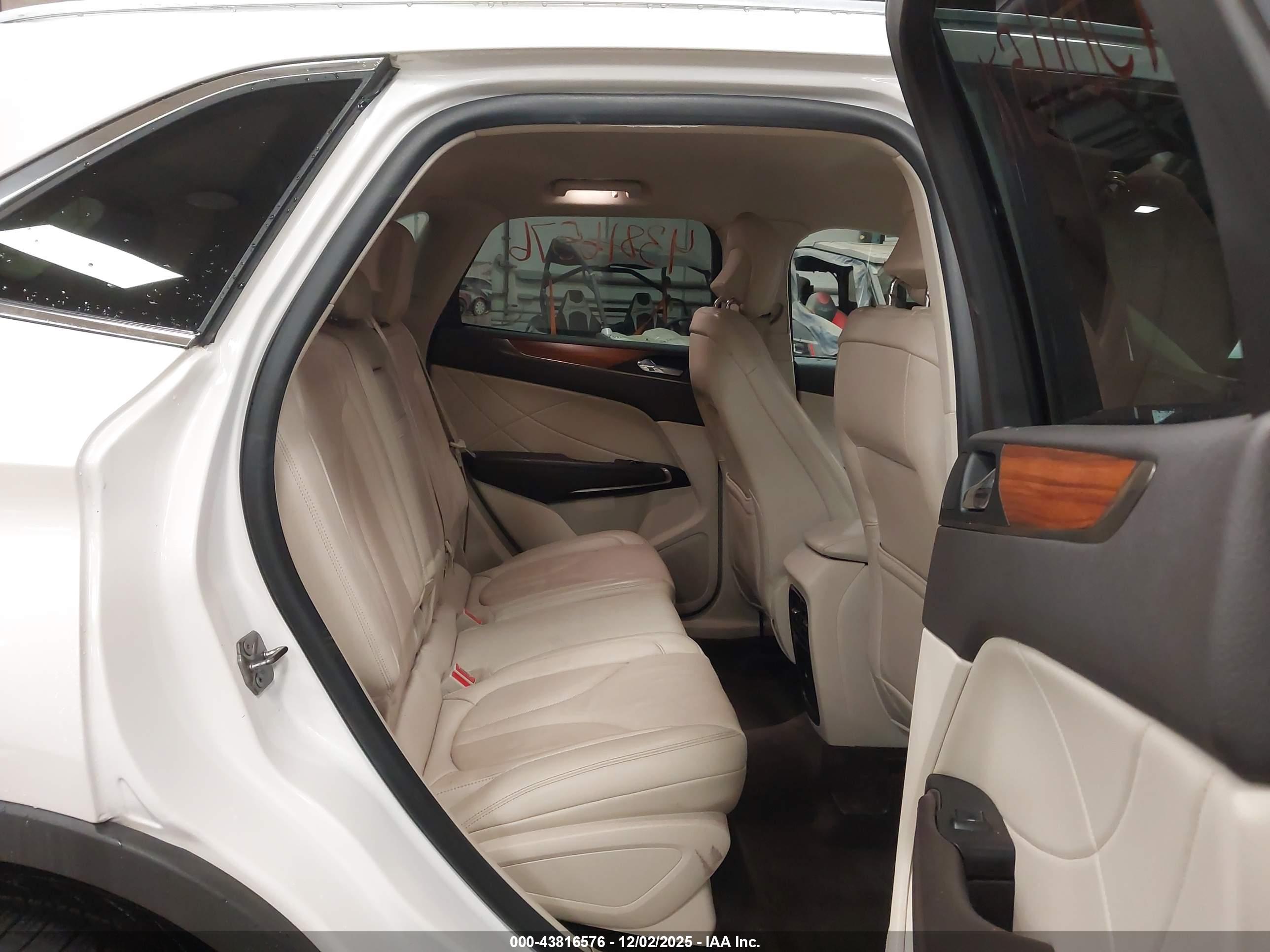 LINCOLN MKC image 8