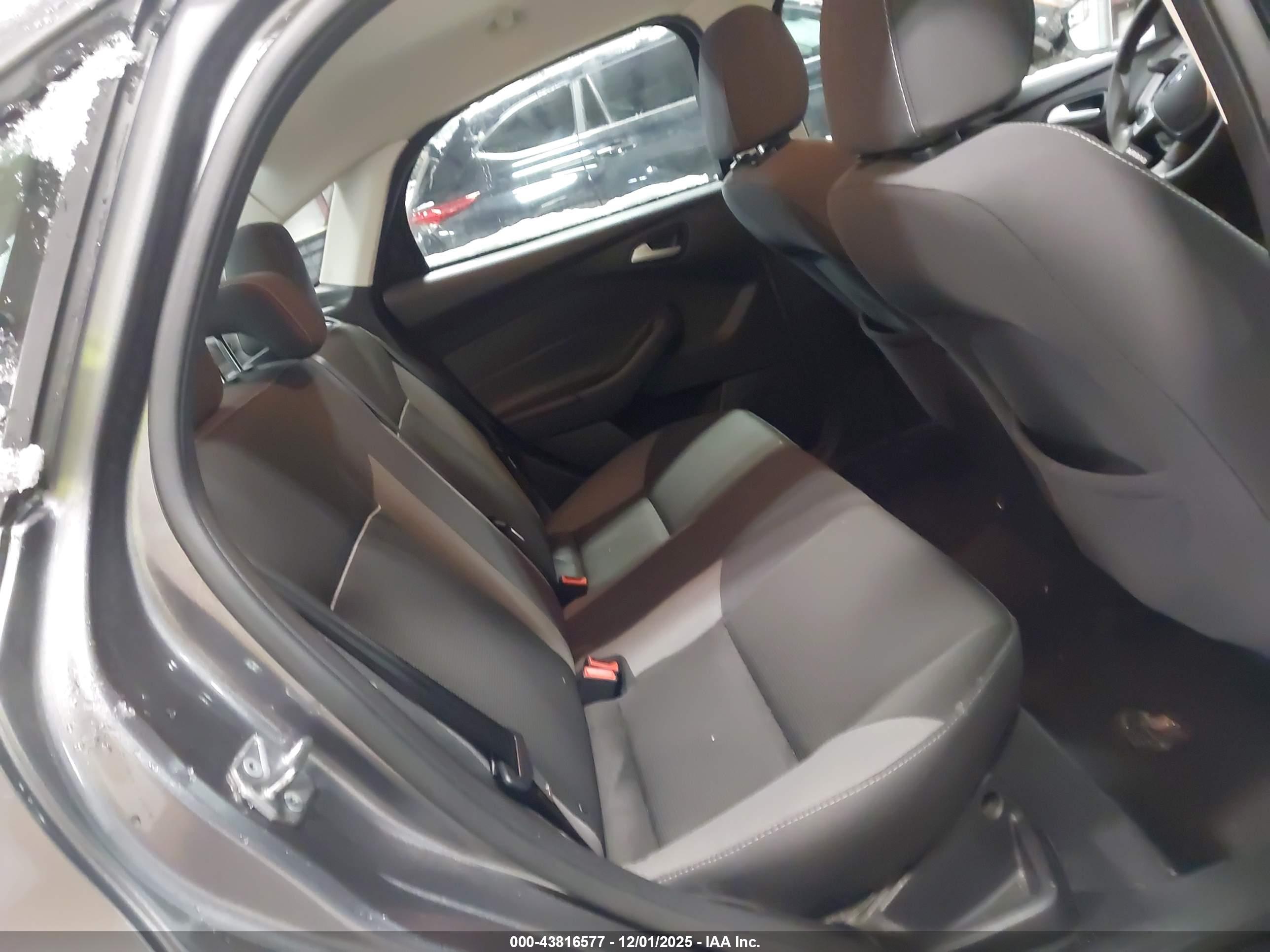 FORD FOCUS image 8