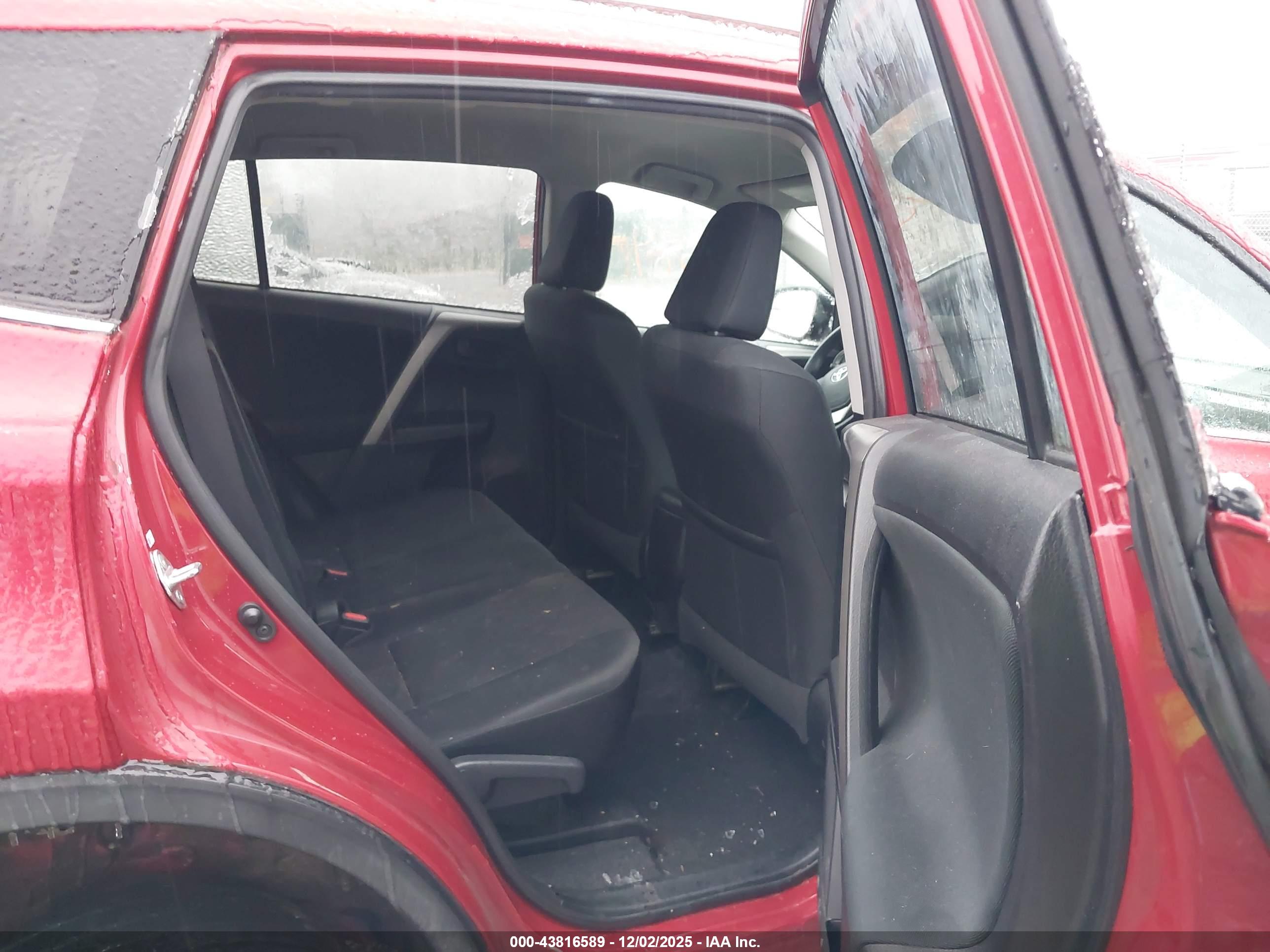 TOYOTA RAV4 image 8