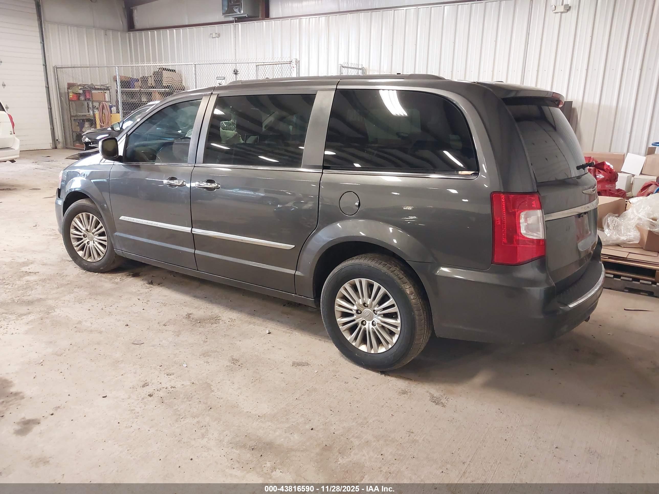 CHRYSLER TOWN image 3