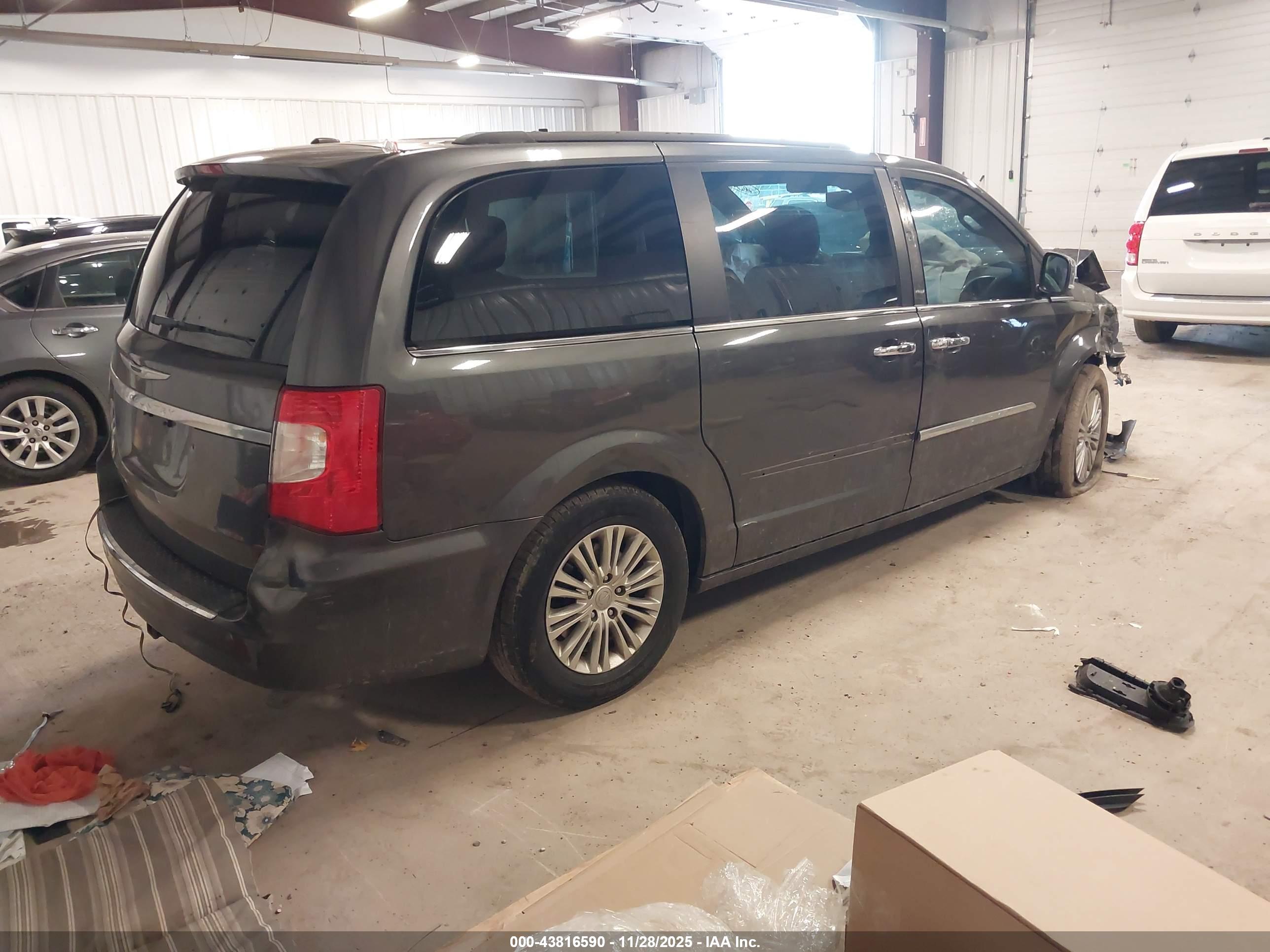 CHRYSLER TOWN image 4