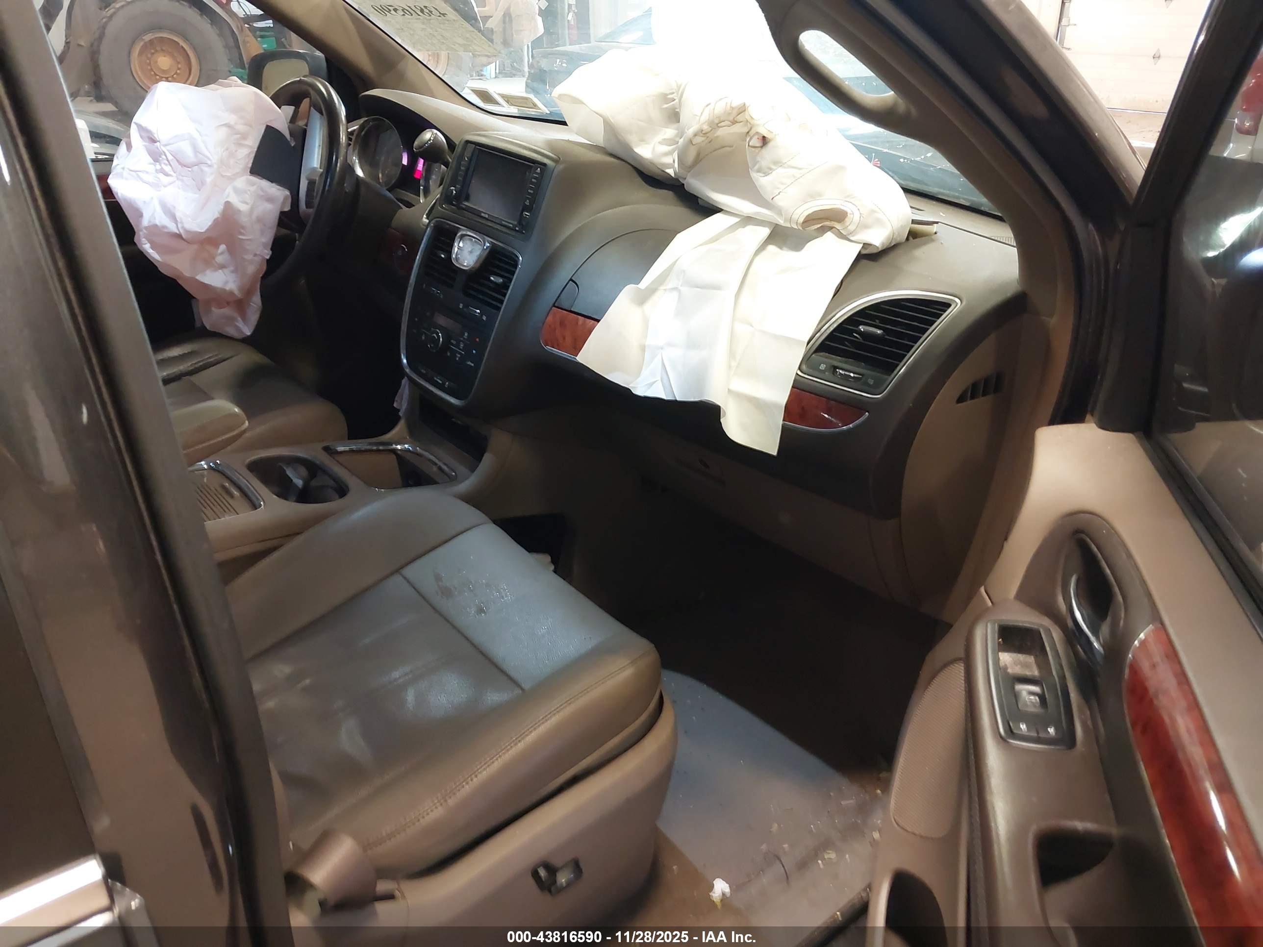 CHRYSLER TOWN image 5