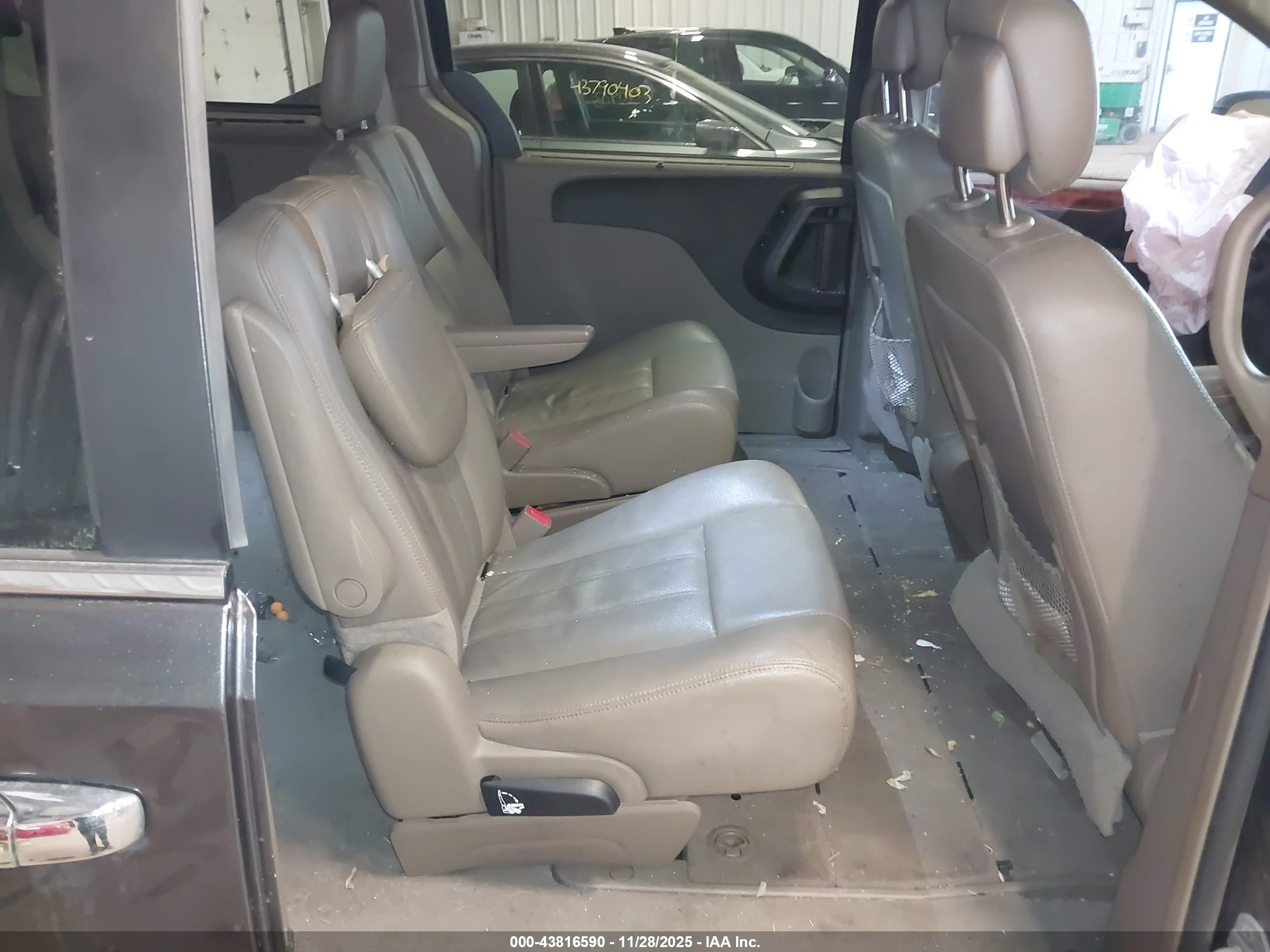 CHRYSLER TOWN image 8