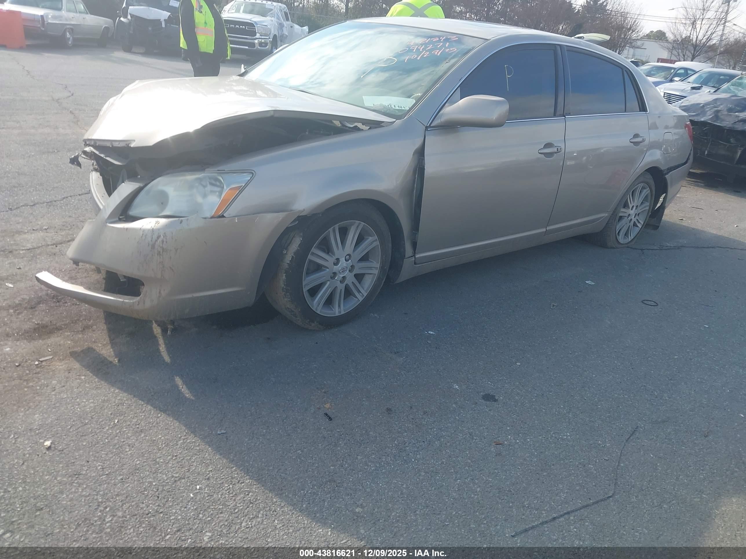 TOYOTA AVALON image 2