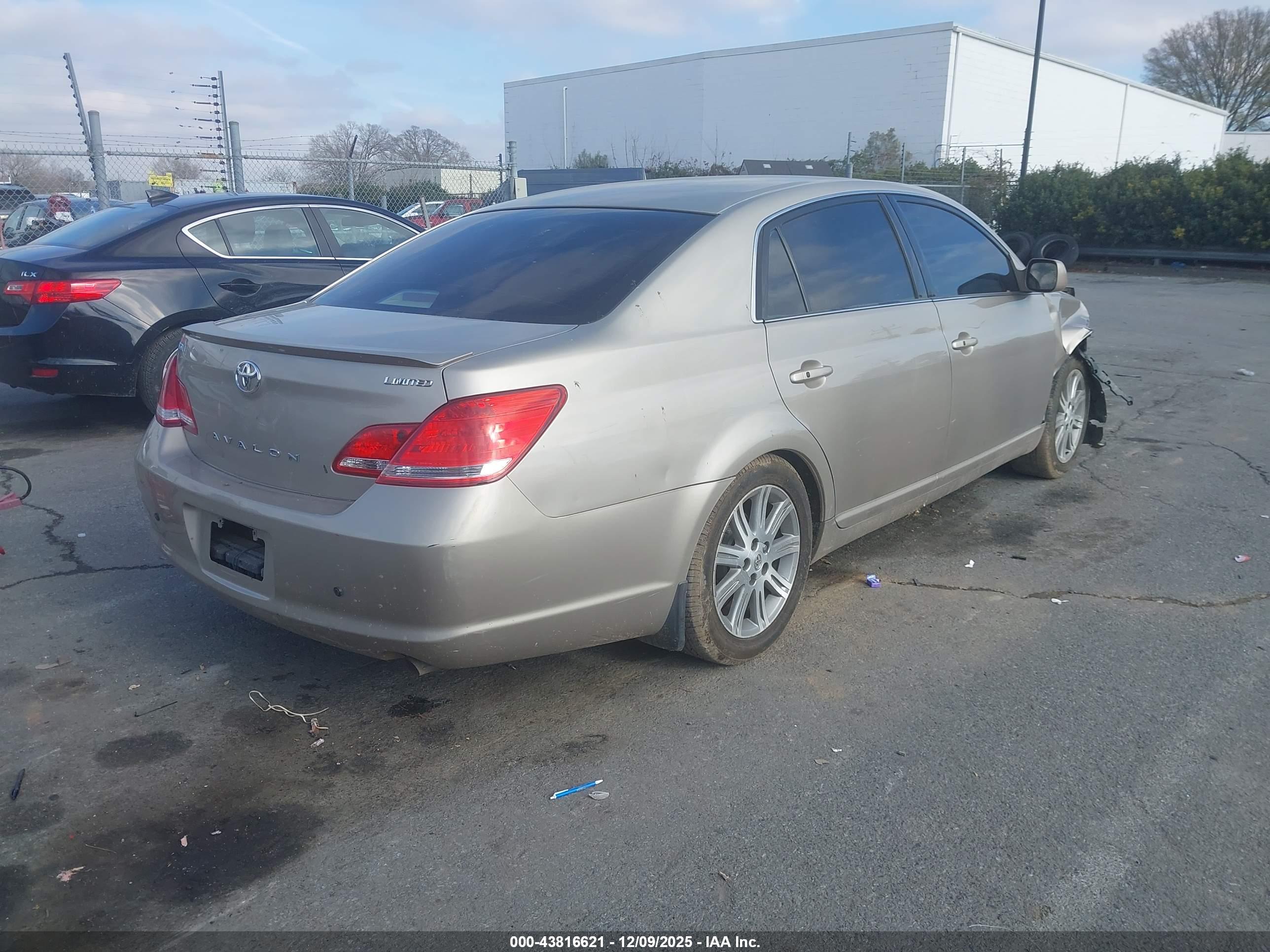 TOYOTA AVALON image 4