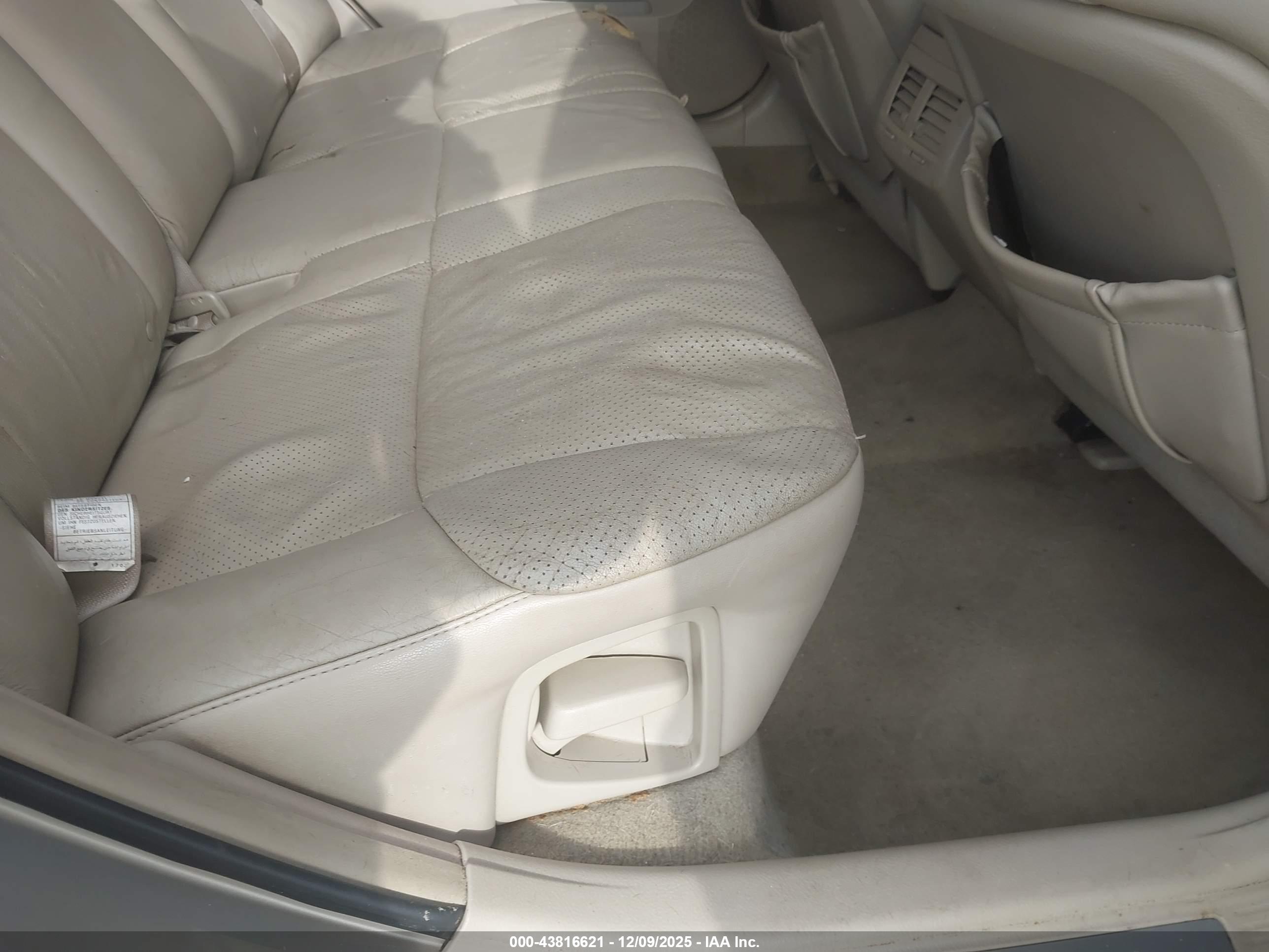 TOYOTA AVALON image 8