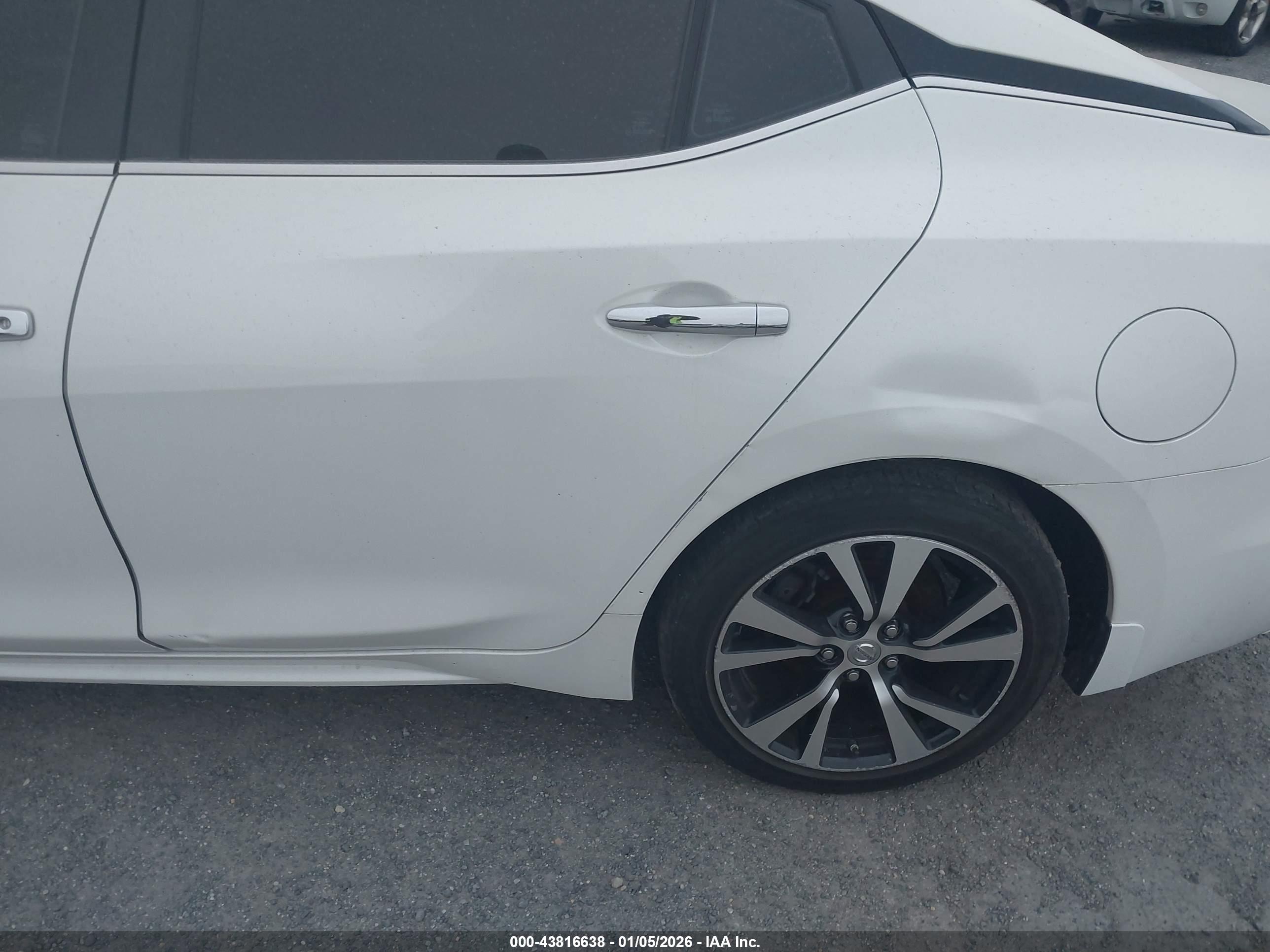 NISSAN MAXIMA image 6