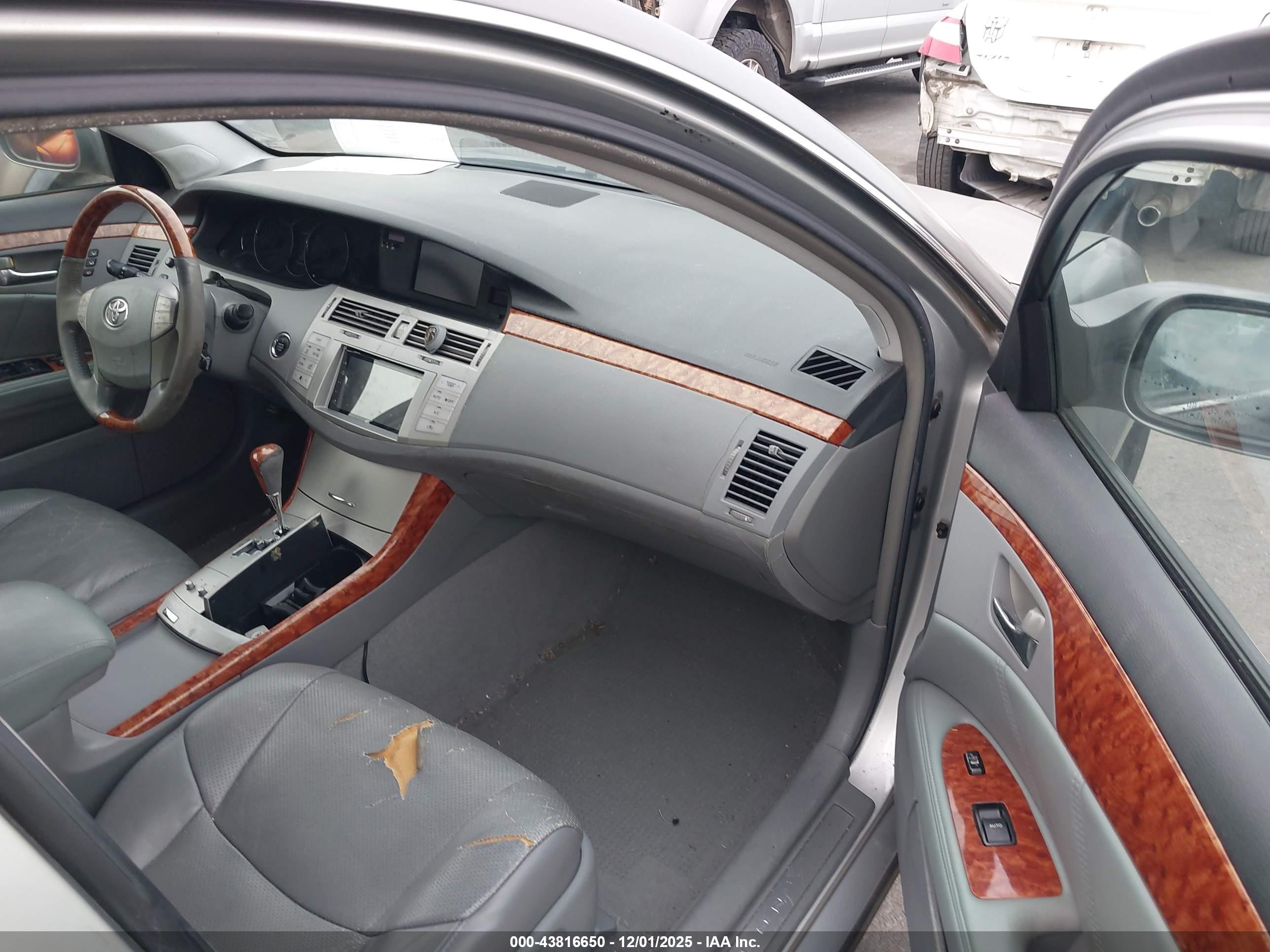 TOYOTA AVALON image 5