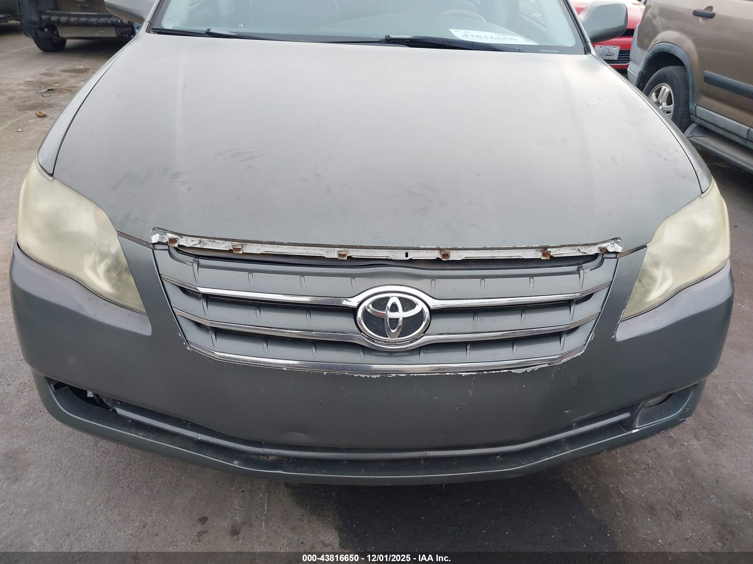 TOYOTA AVALON image 6