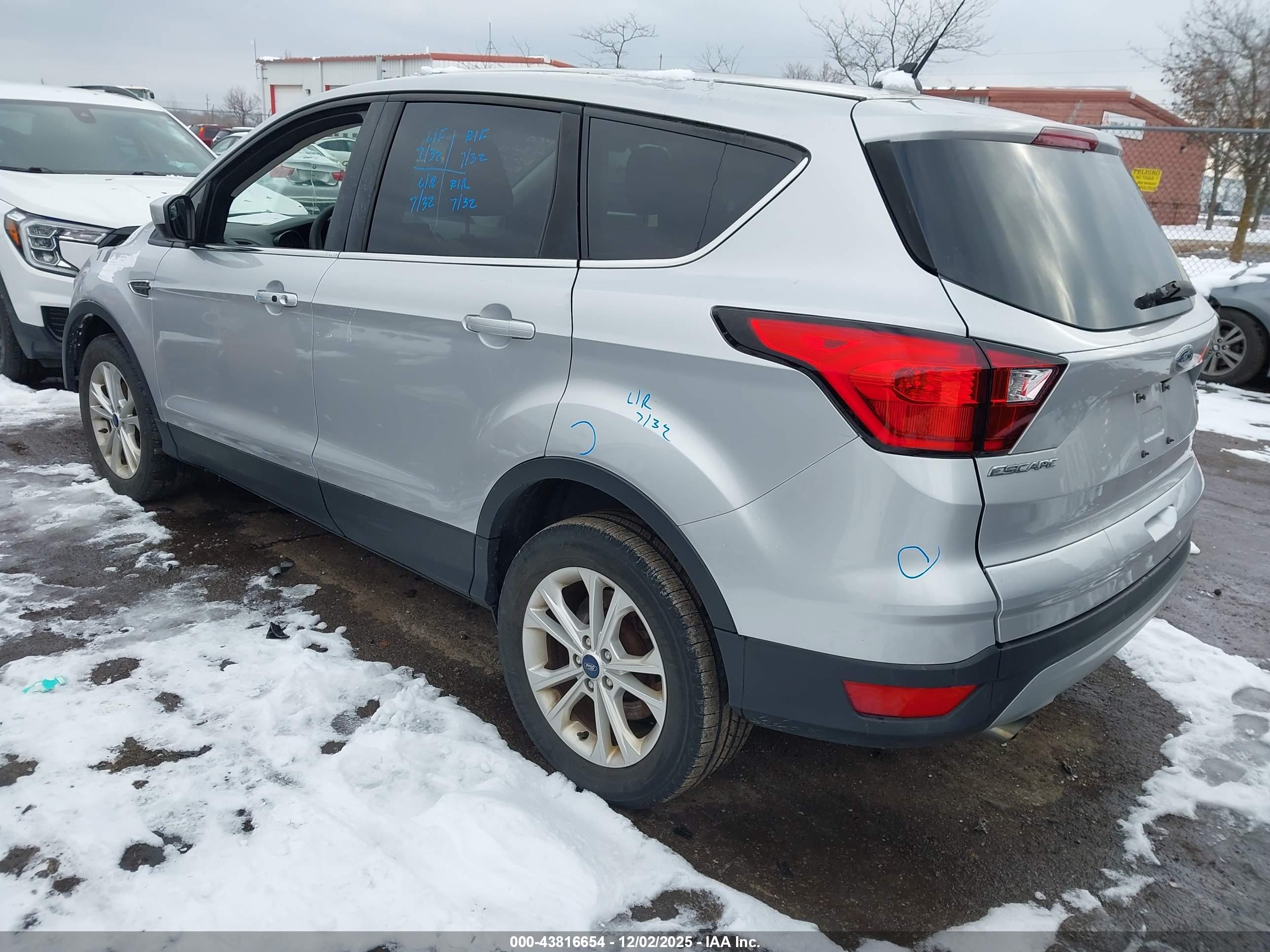 FORD ESCAPE image 3