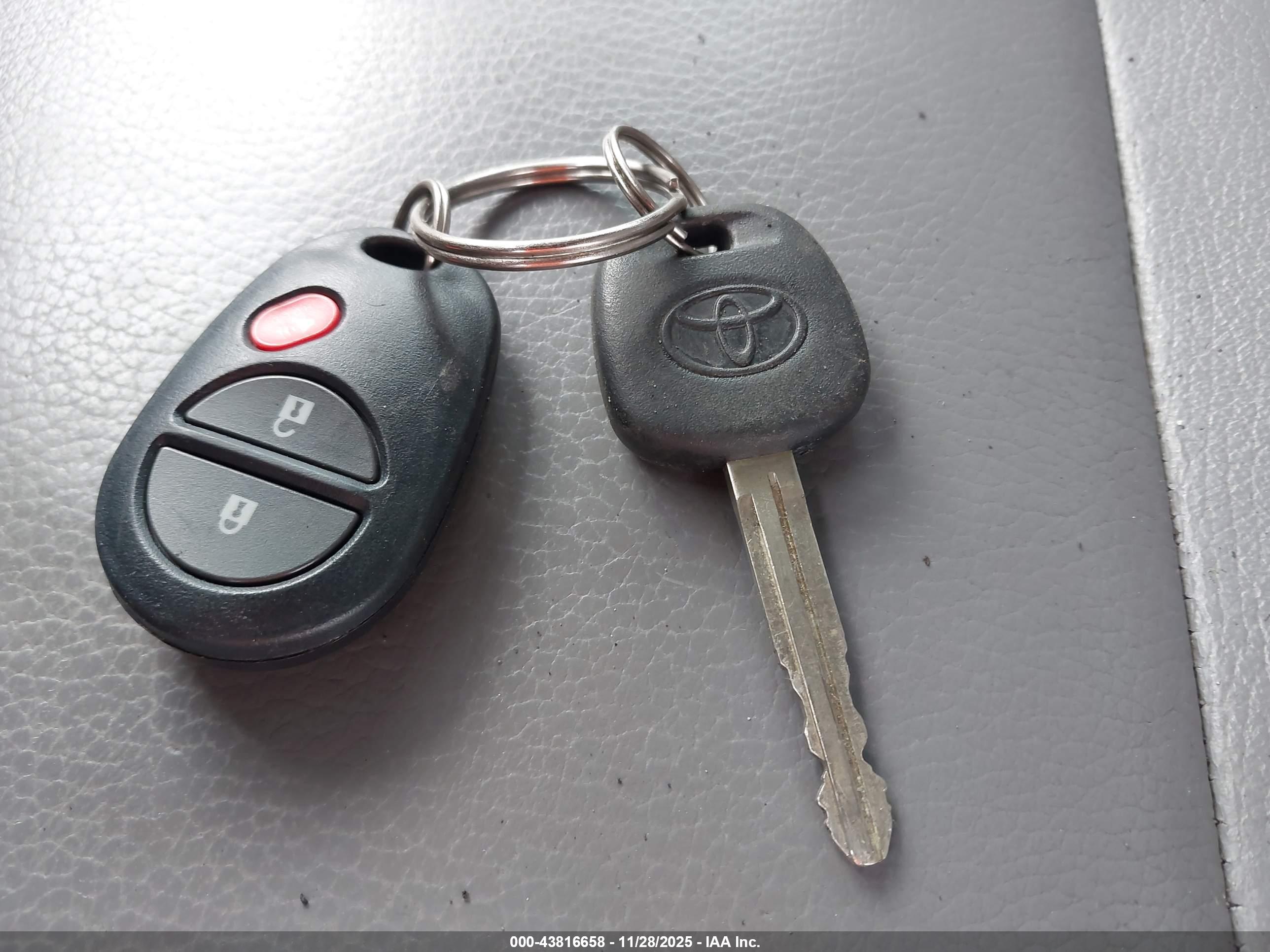 TOYOTA SEQUOIA image 11