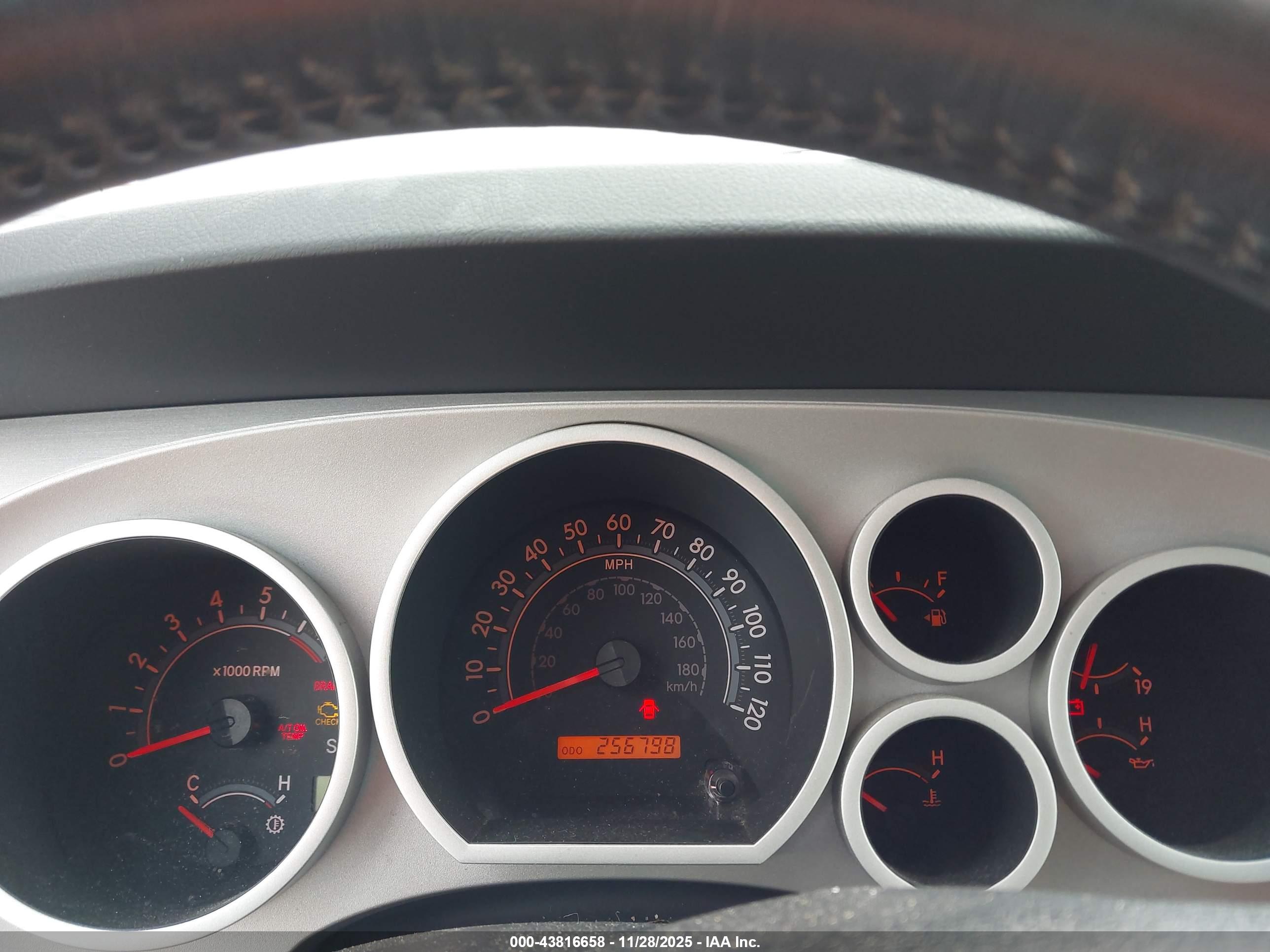 TOYOTA SEQUOIA image 7