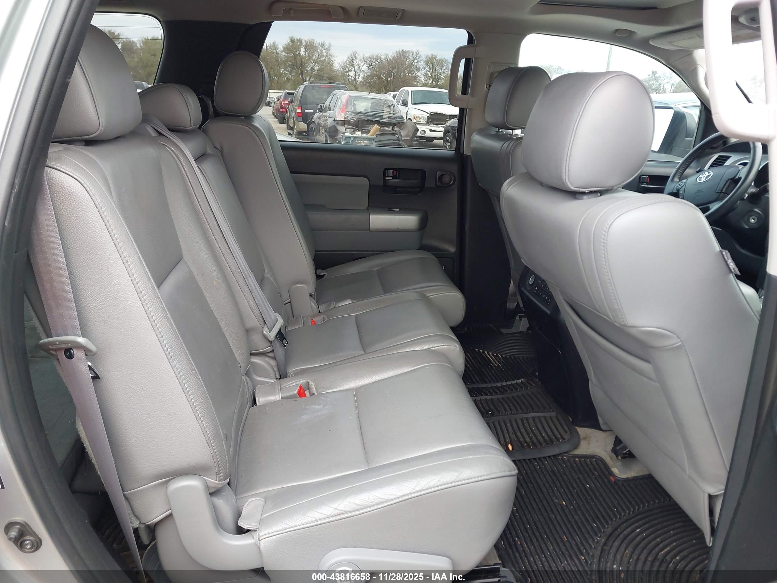 TOYOTA SEQUOIA image 8