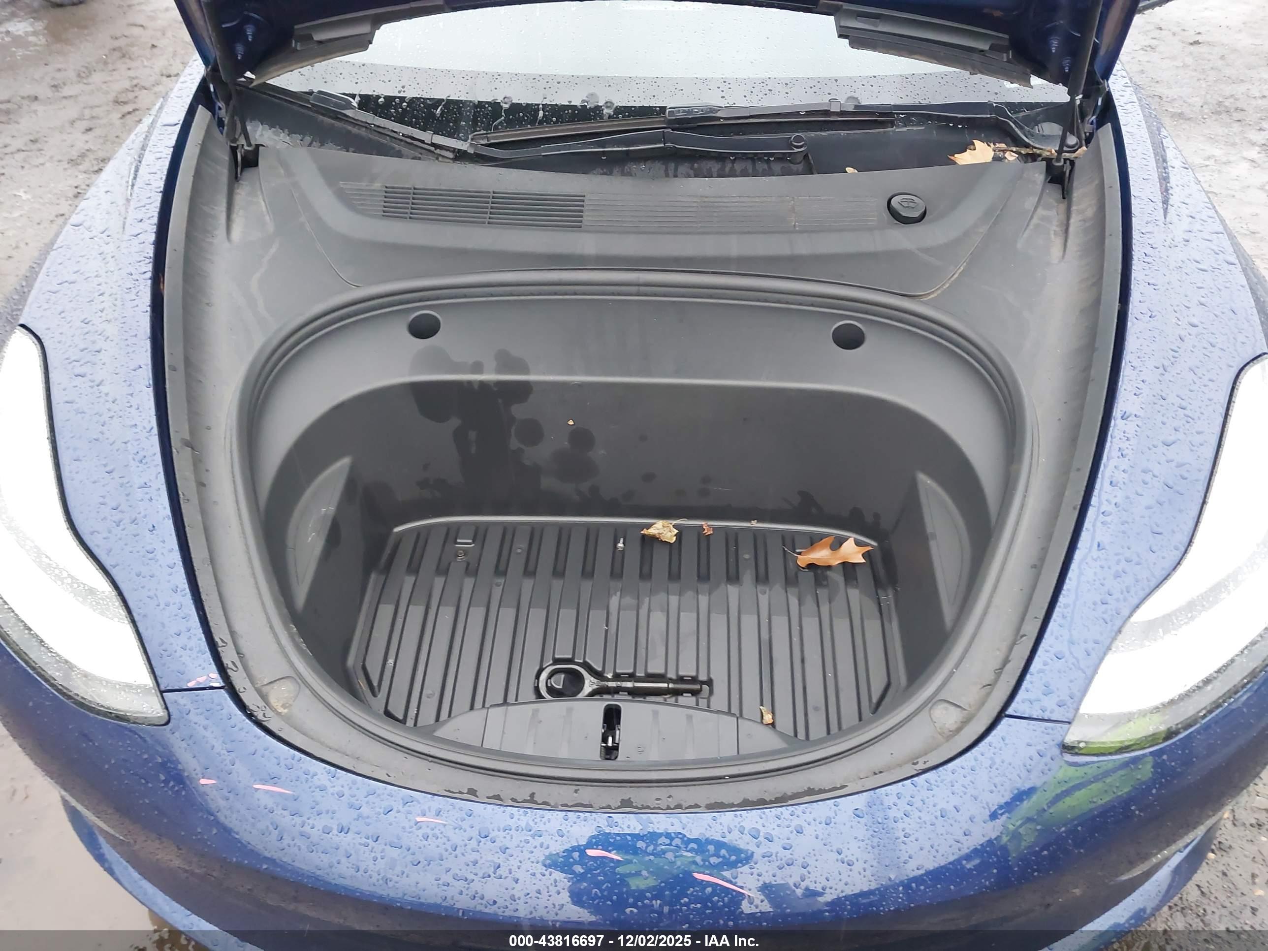 TESLA MODEL image 10