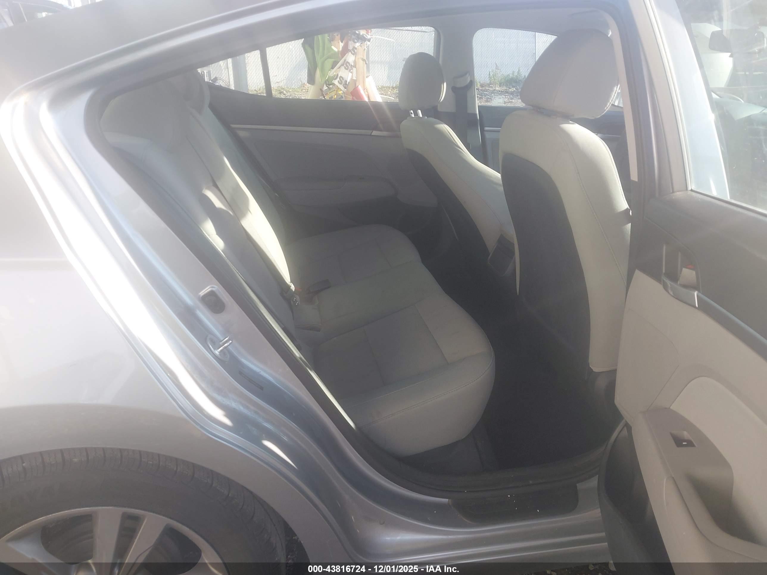HYUNDAI ELANTRA image 8