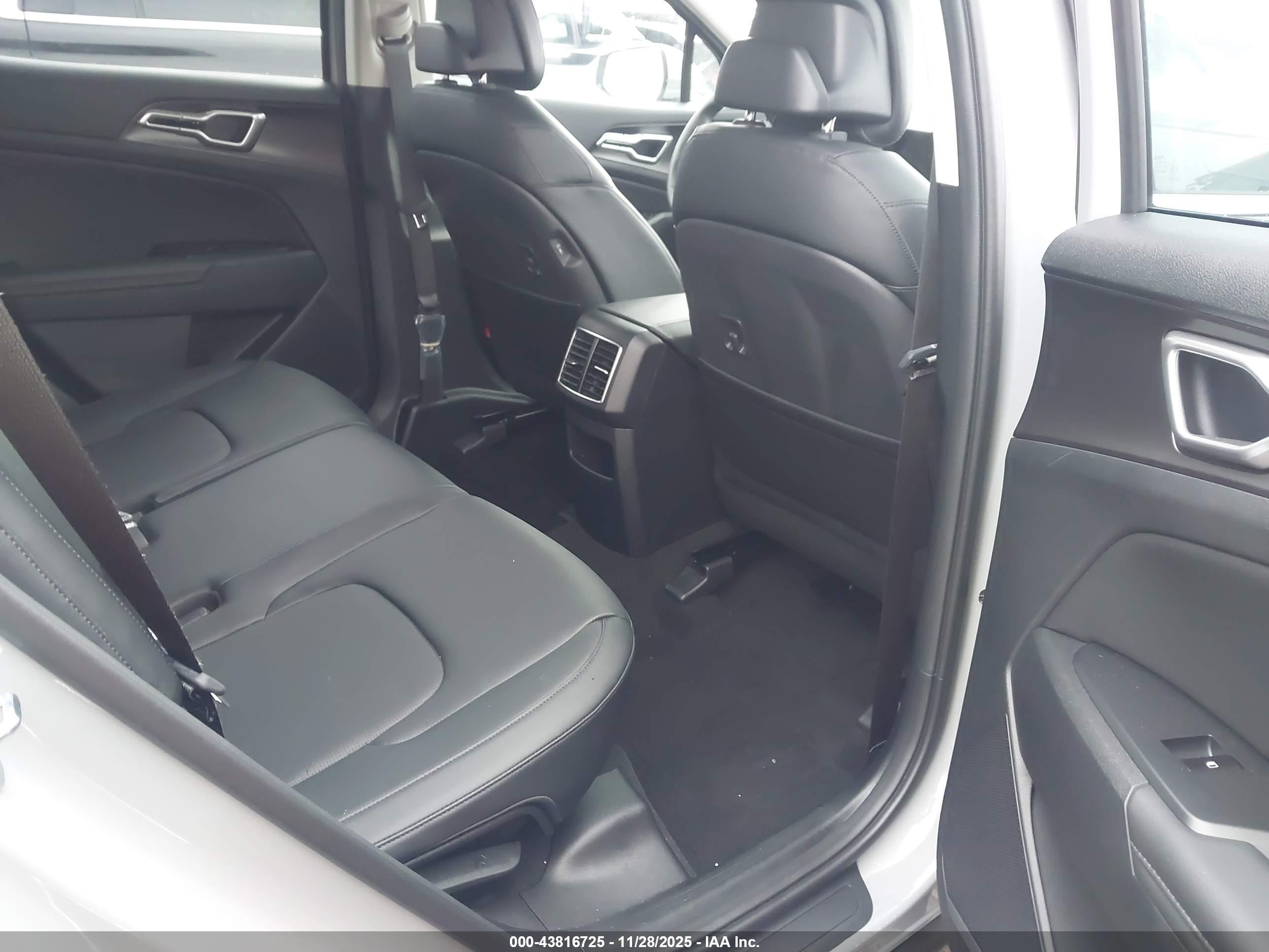 KIA SPORTAGE image 8