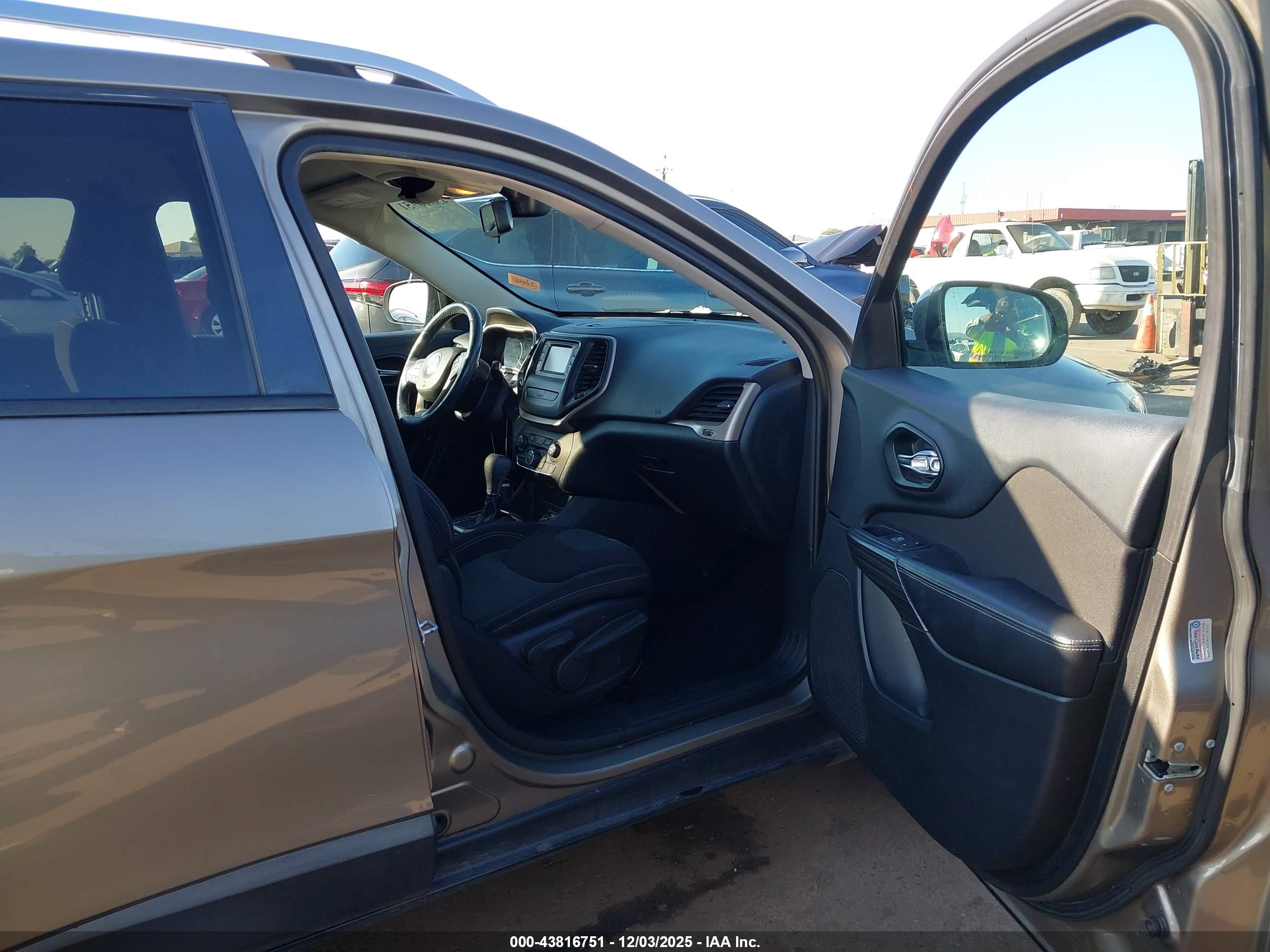 JEEP CHEROKEE image 5