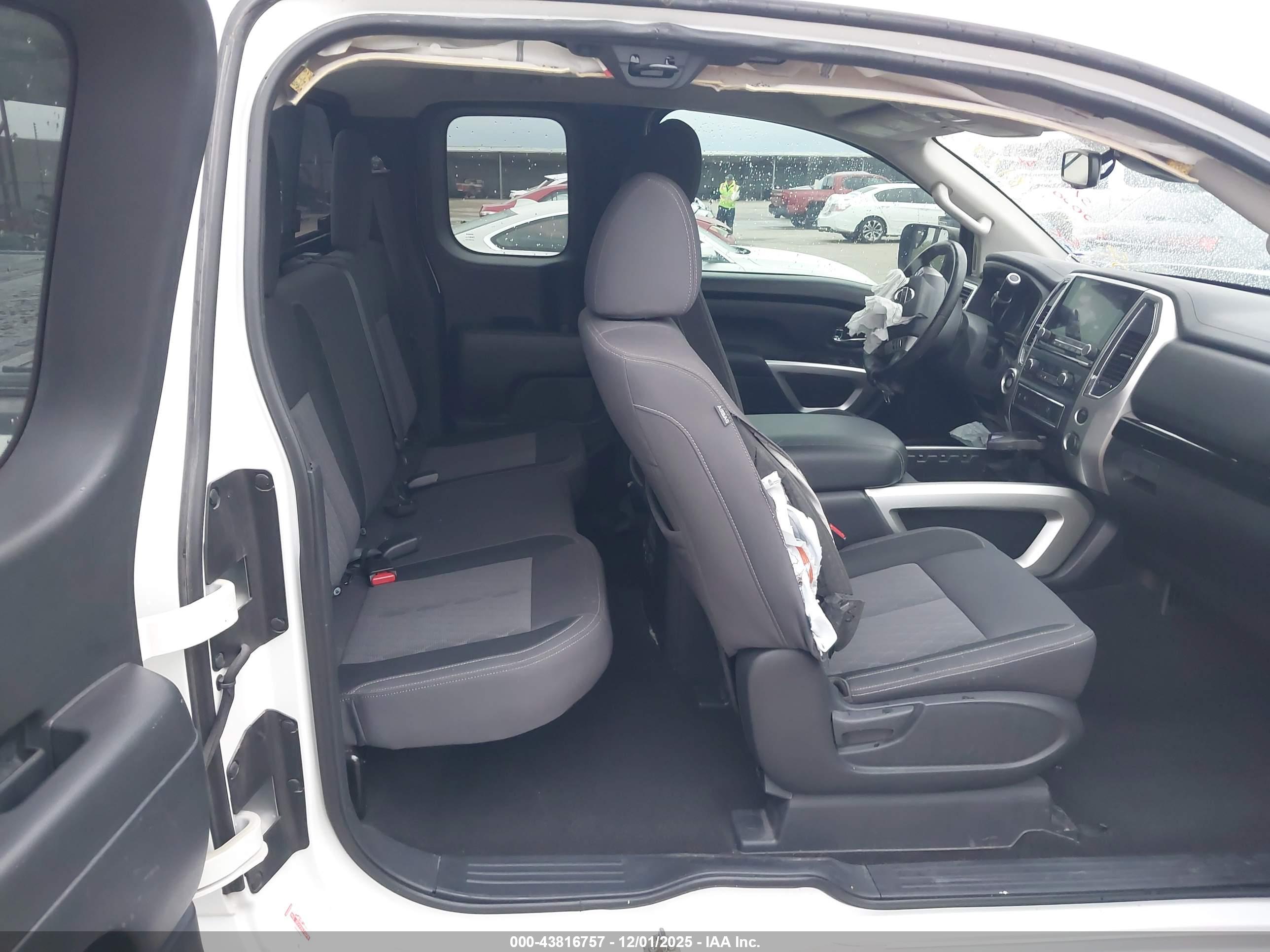NISSAN TITAN image 8