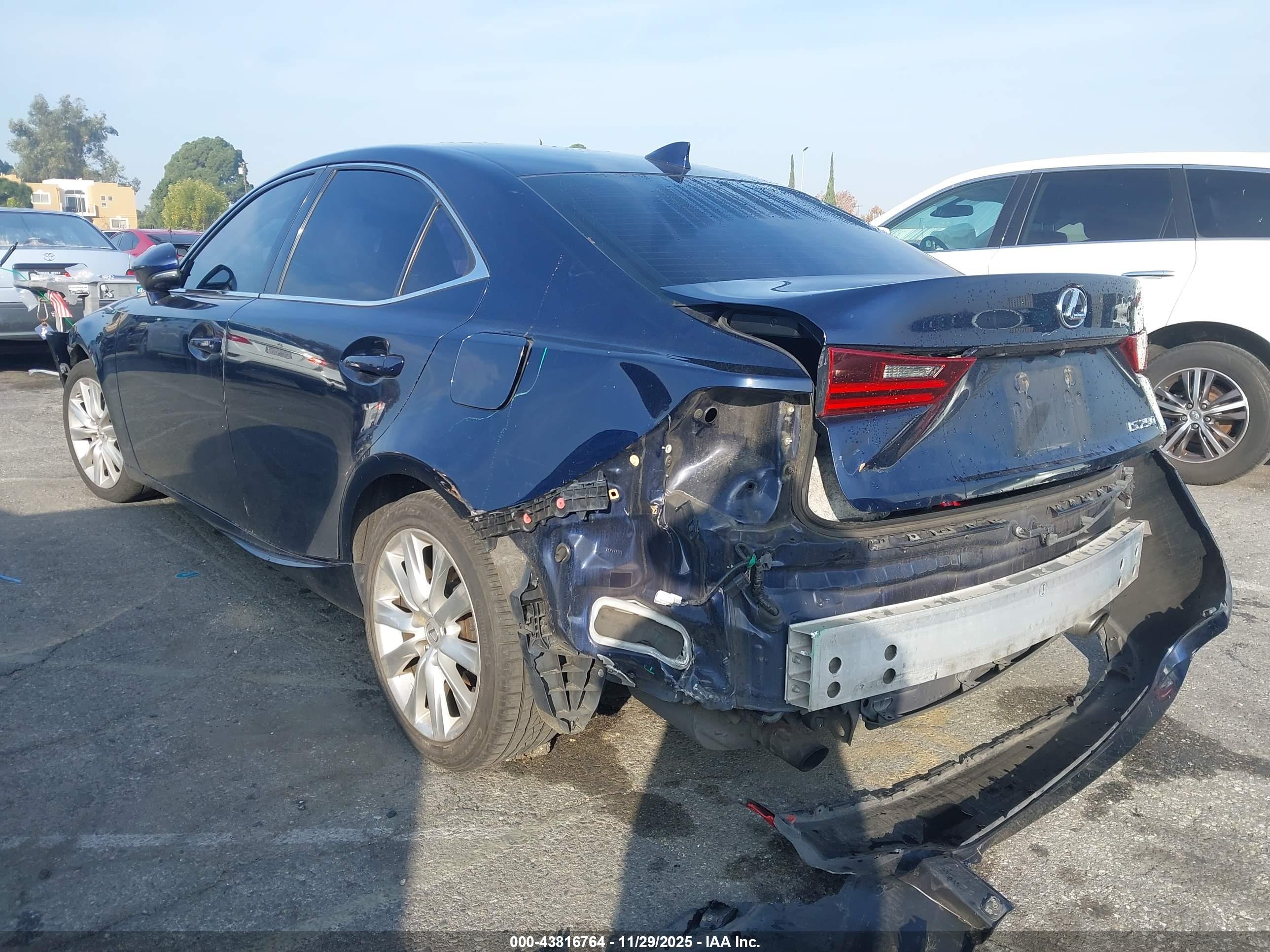 LEXUS IS image 3