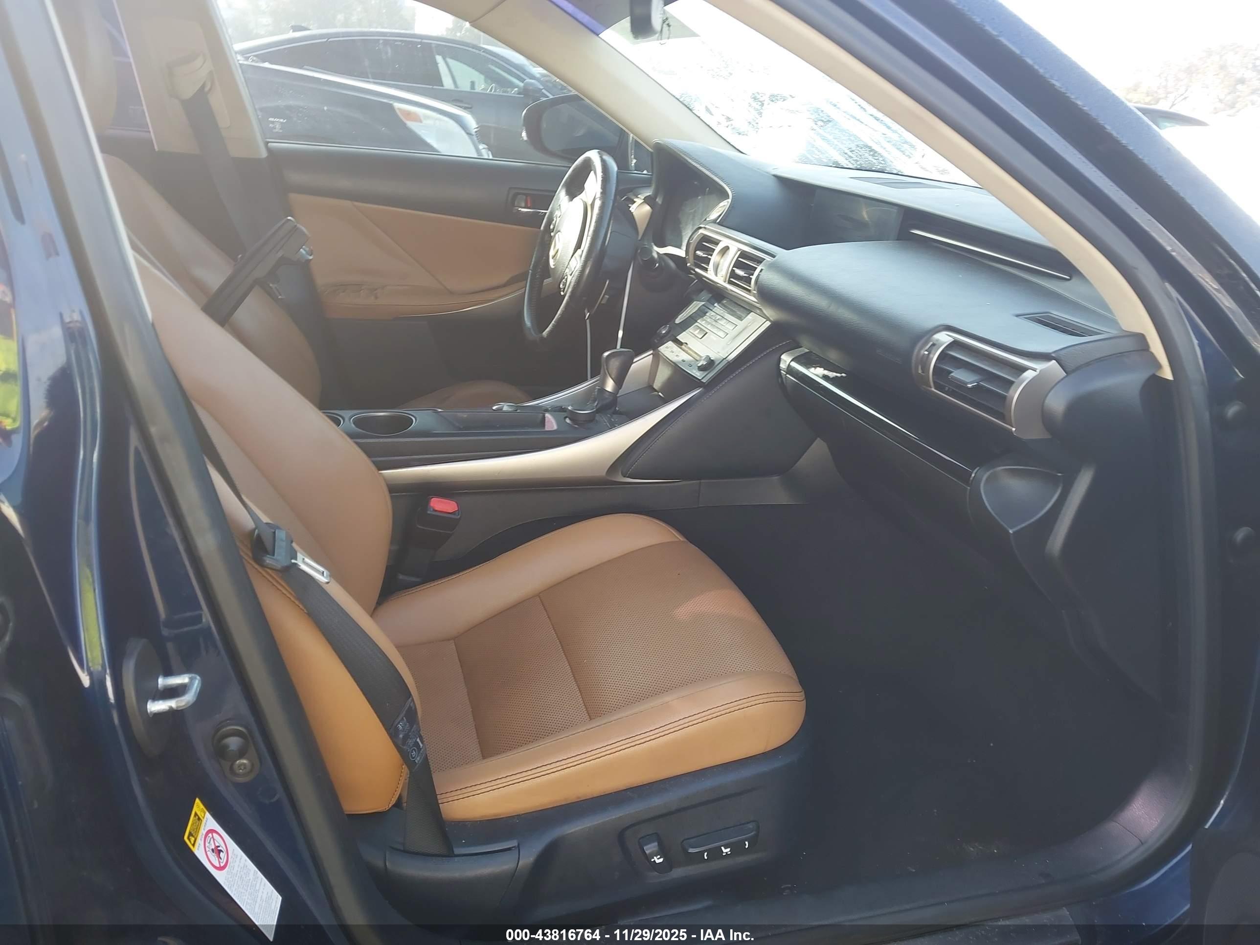 LEXUS IS image 5