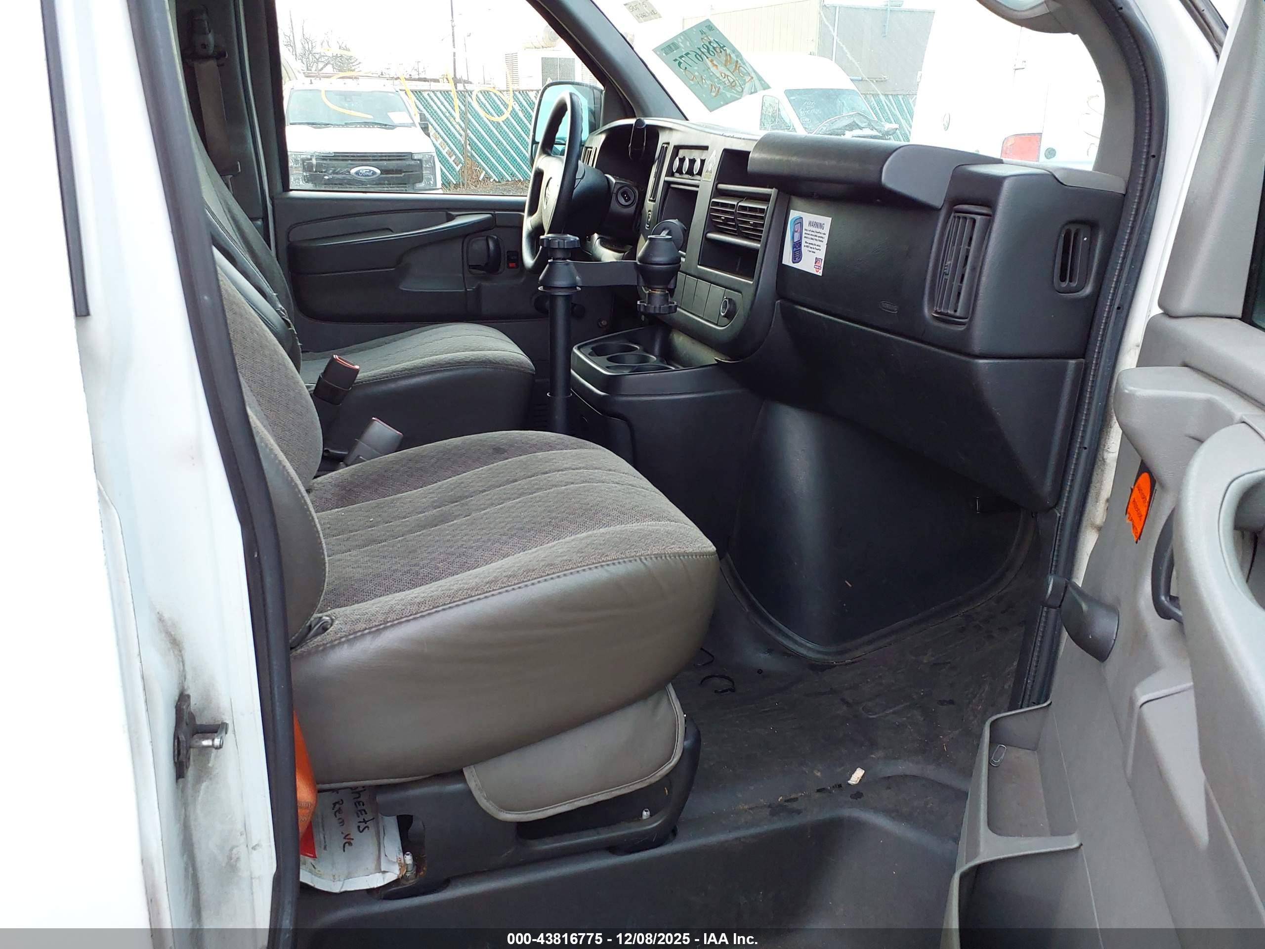 GMC SAVANA image 5