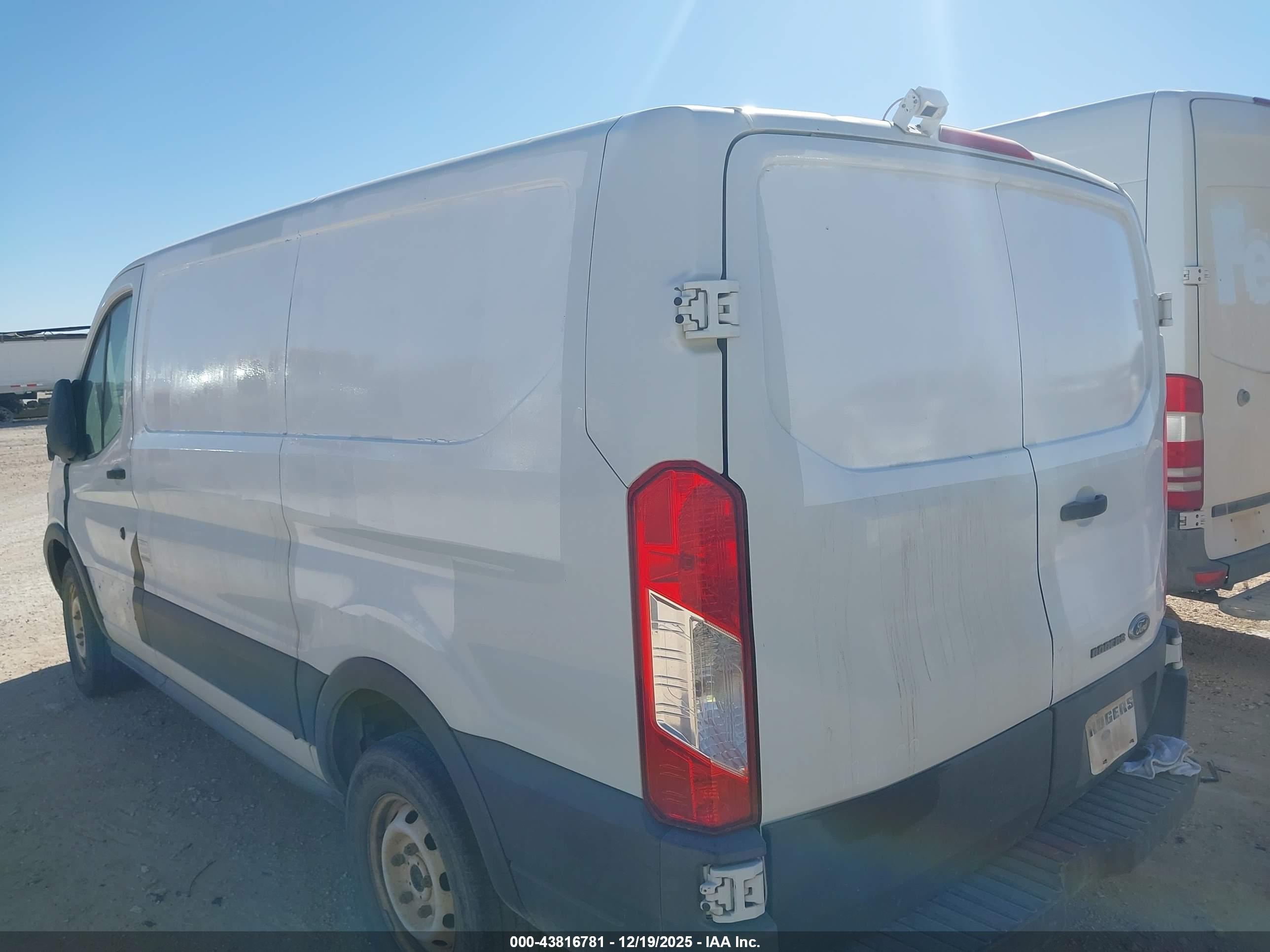 FORD TRANSIT-150 image 3