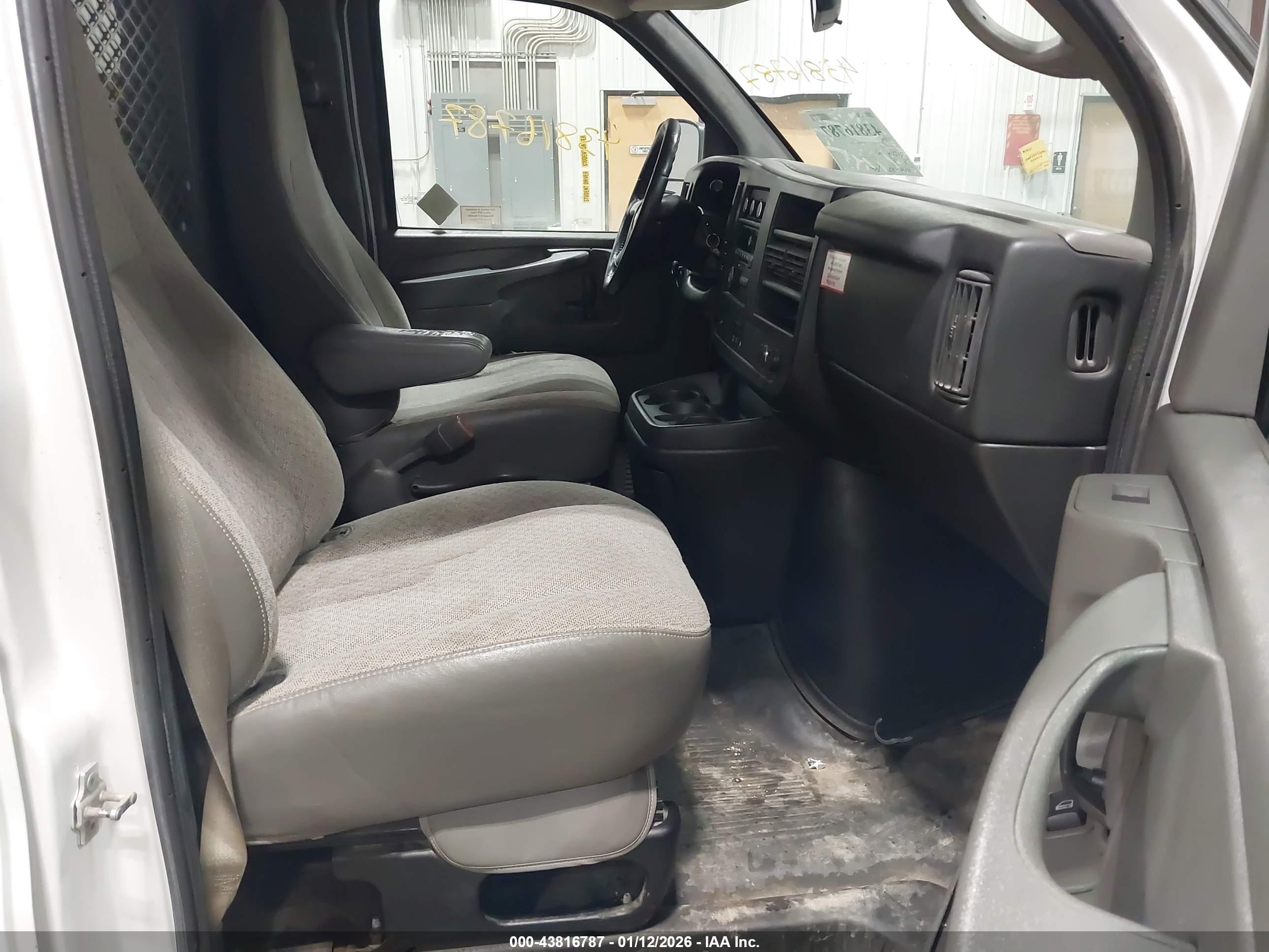 CHEVROLET EXPRESS image 5
