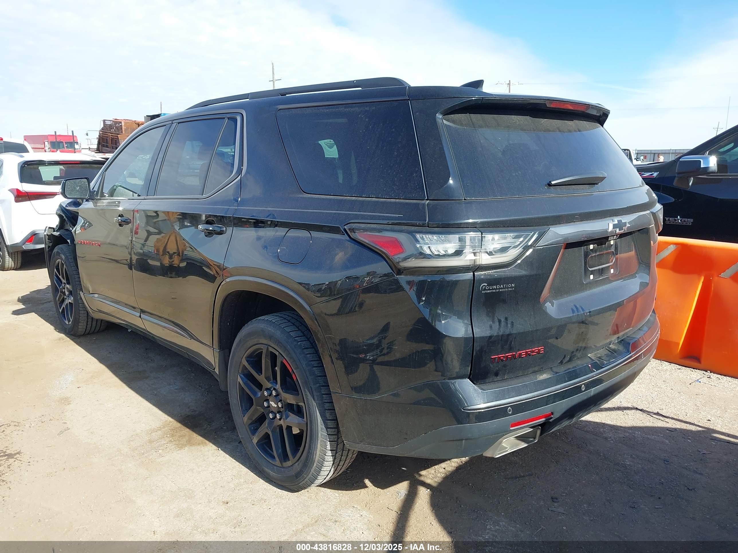 CHEVROLET TRAVERSE image 3