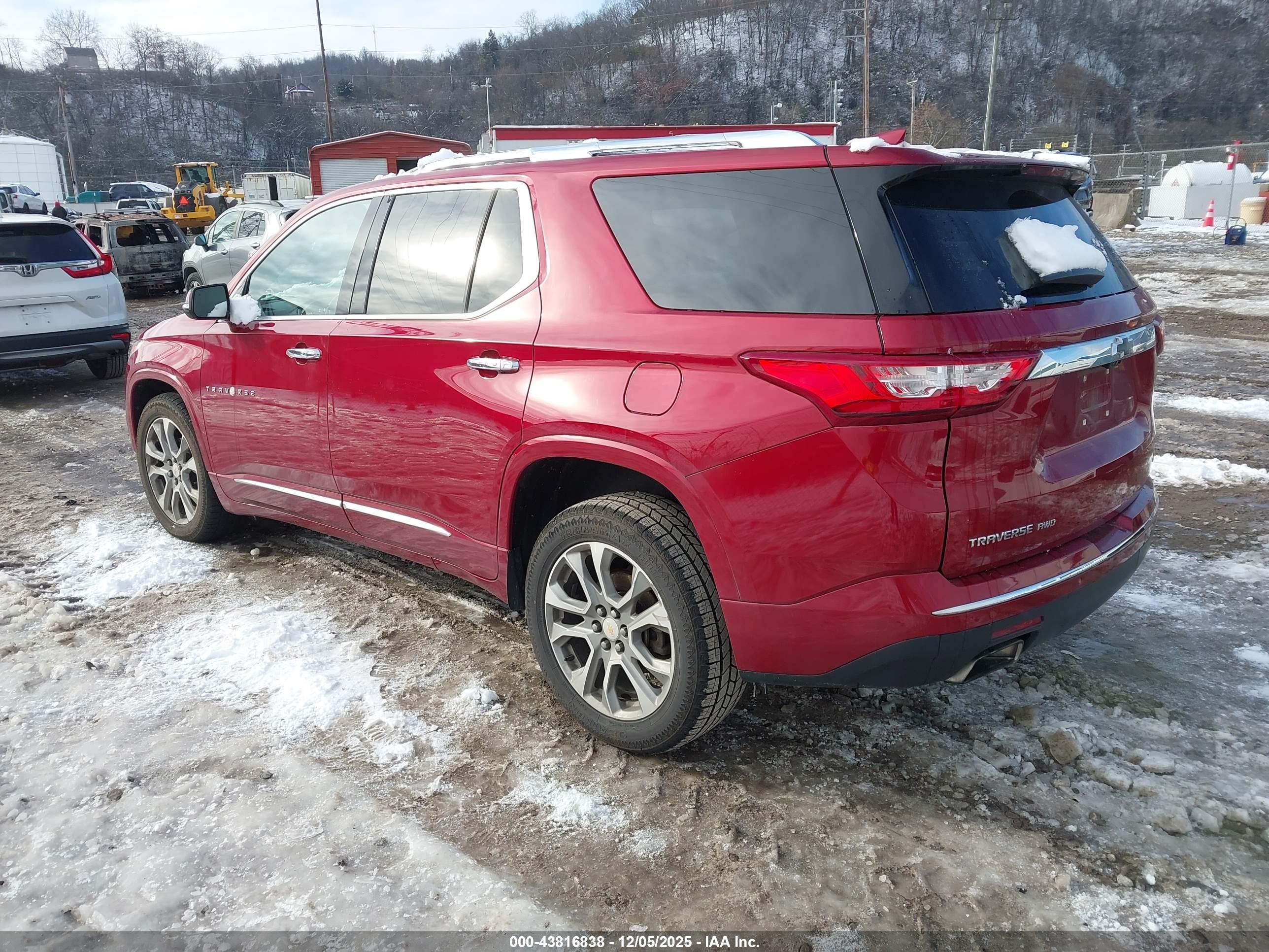 CHEVROLET TRAVERSE image 3