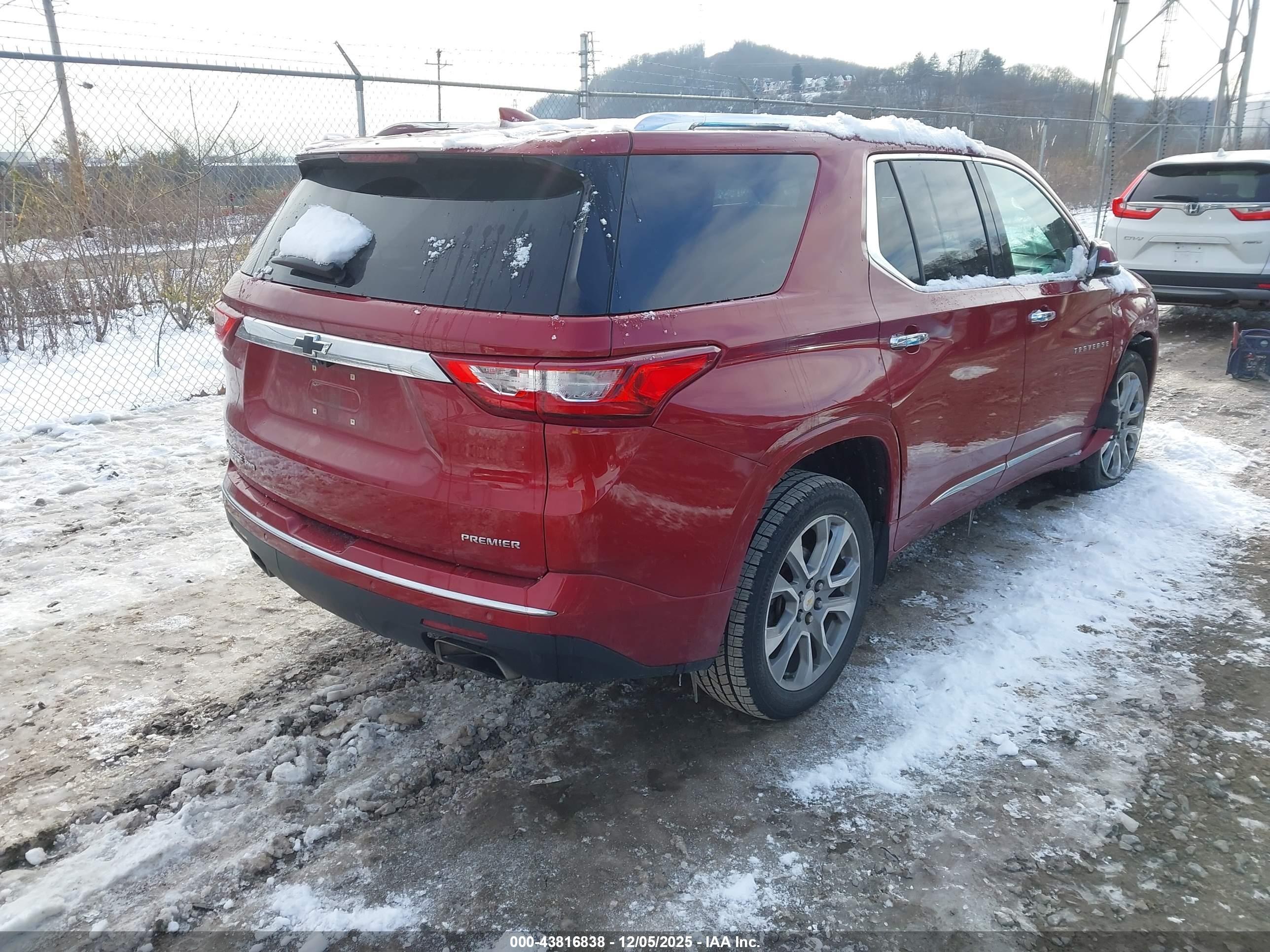 CHEVROLET TRAVERSE image 4