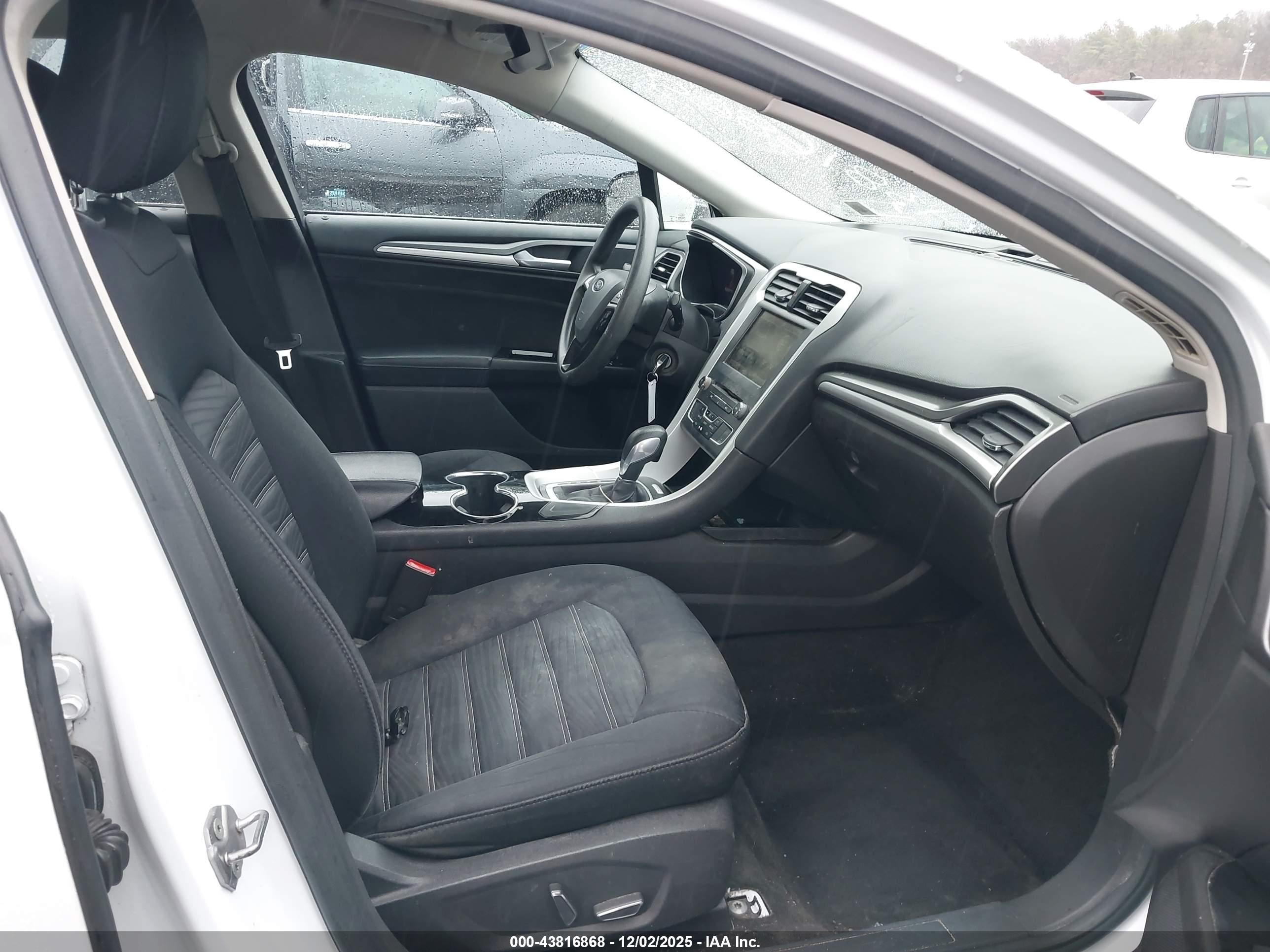 FORD FUSION image 5