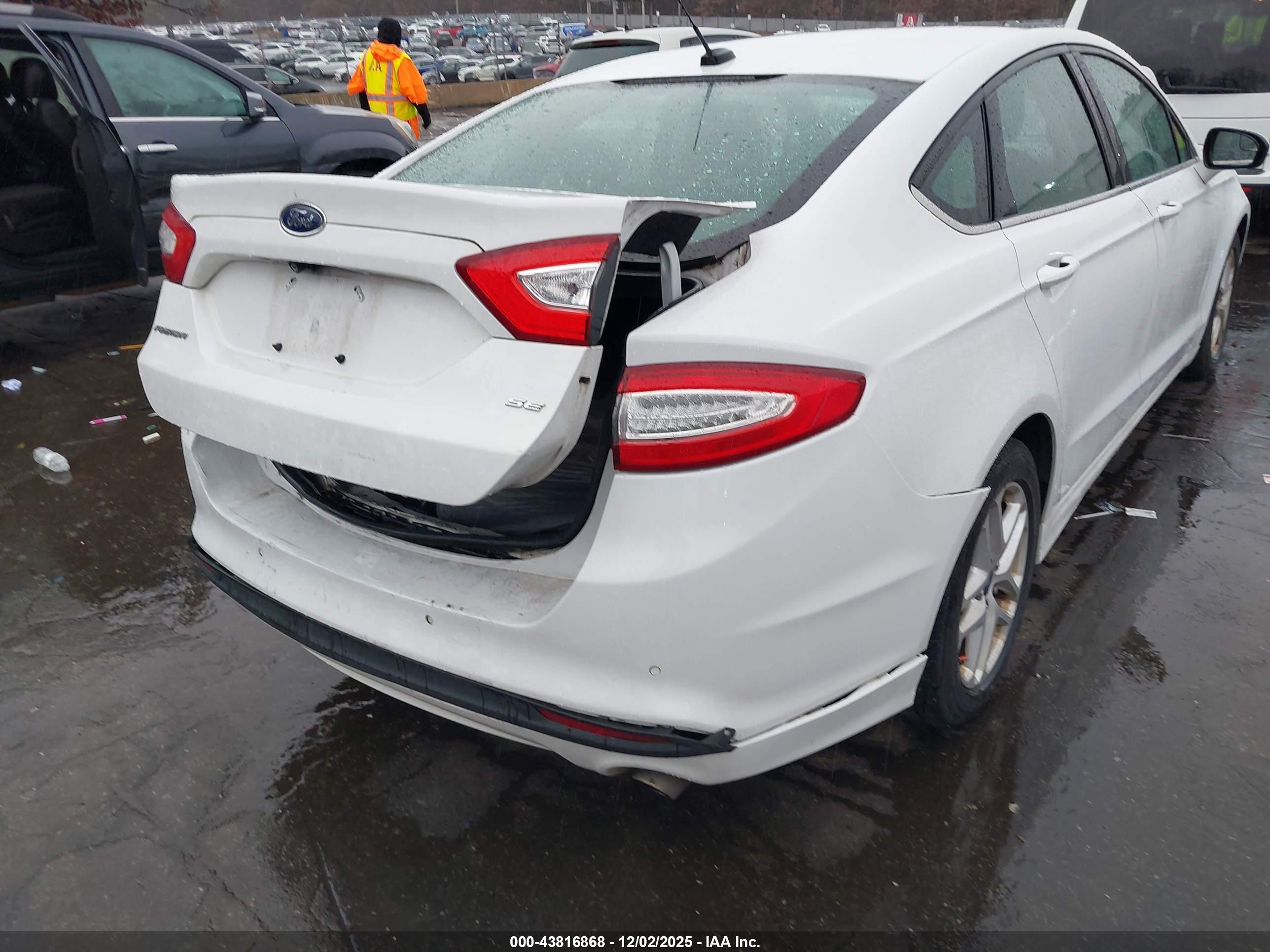 FORD FUSION image 6