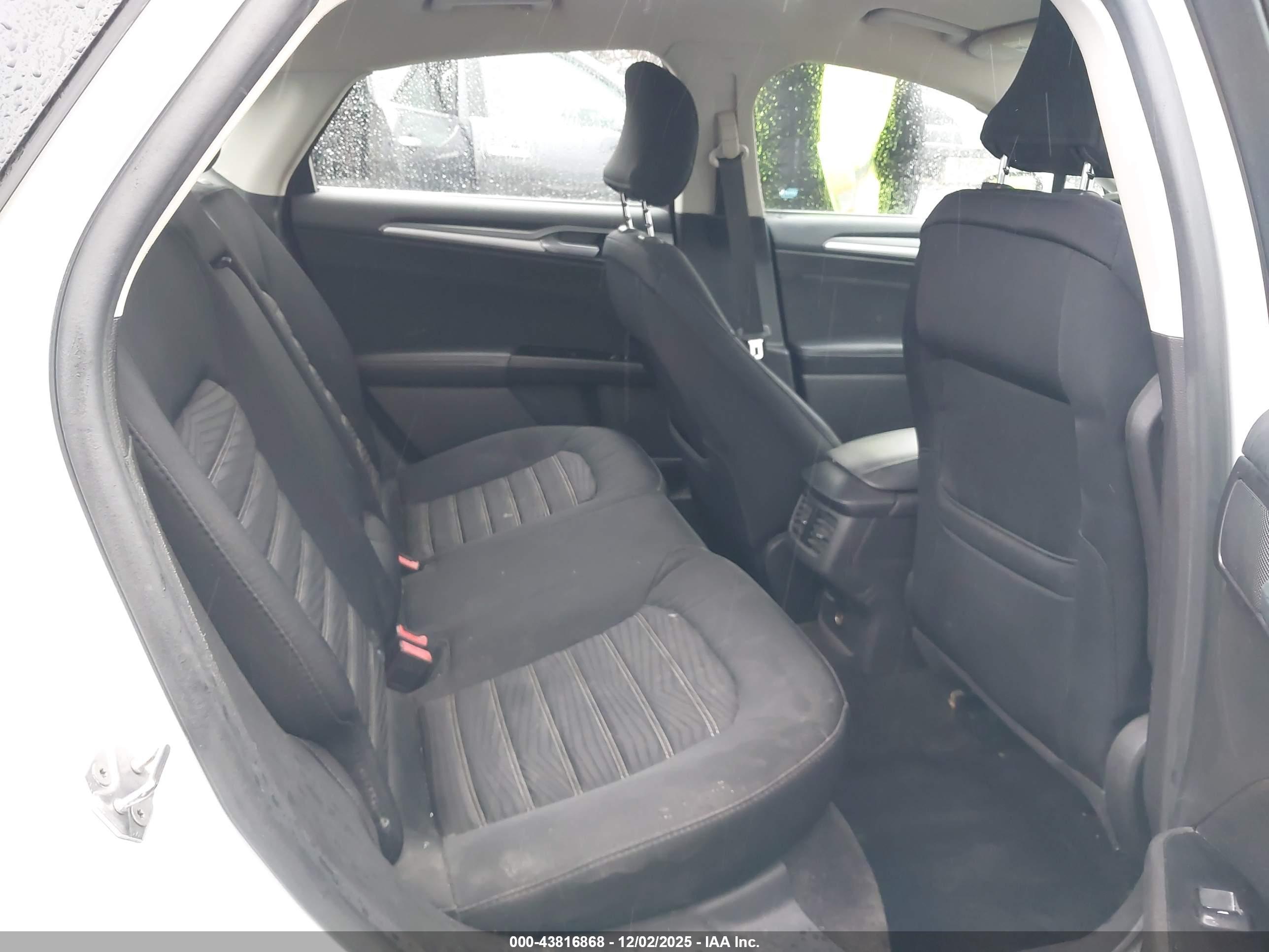 FORD FUSION image 8