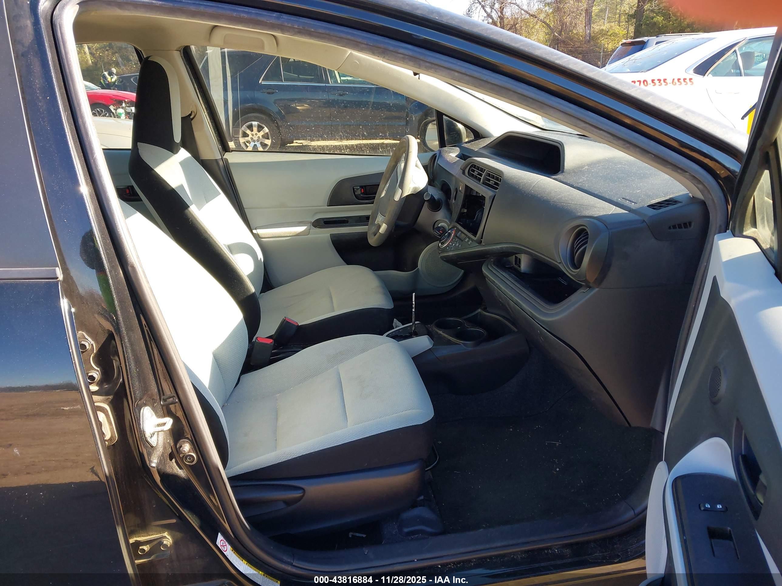 TOYOTA PRIUS image 5