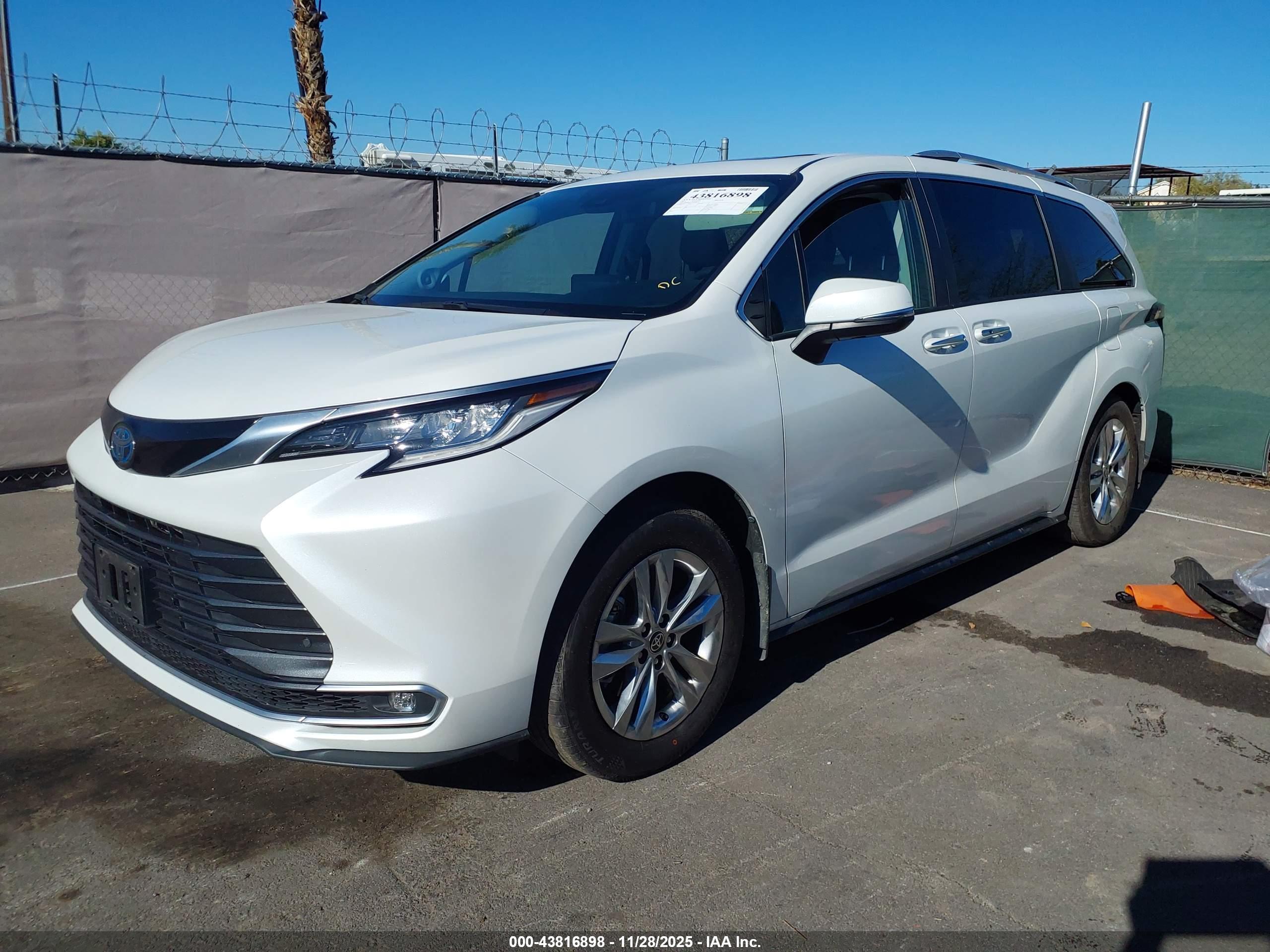 TOYOTA SIENNA image 2