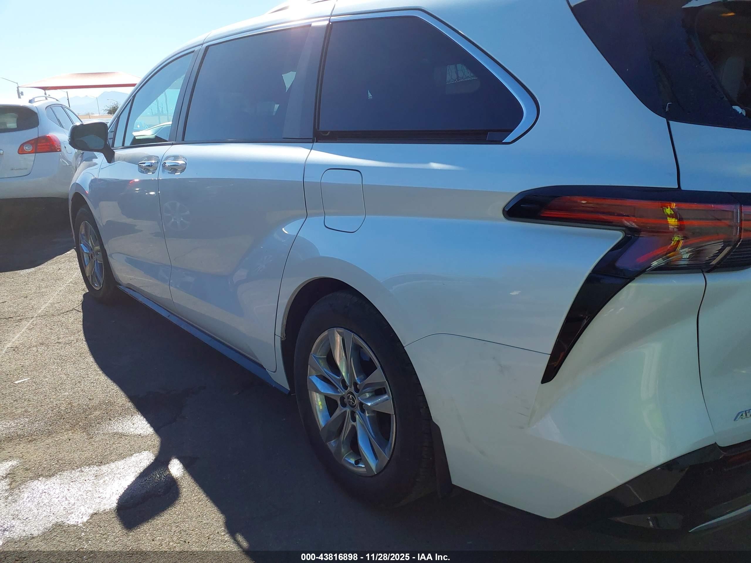 TOYOTA SIENNA image 3