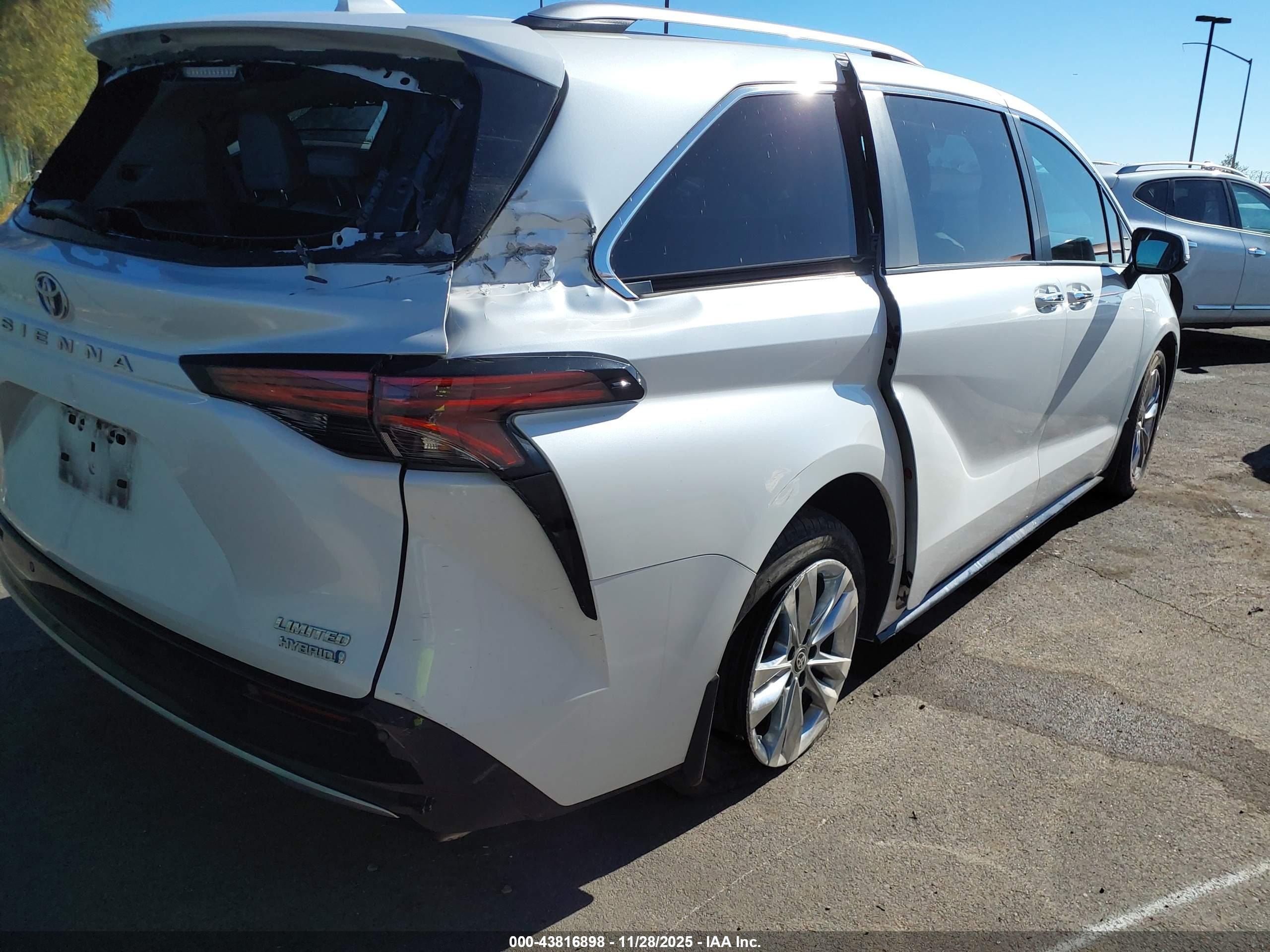 TOYOTA SIENNA image 4